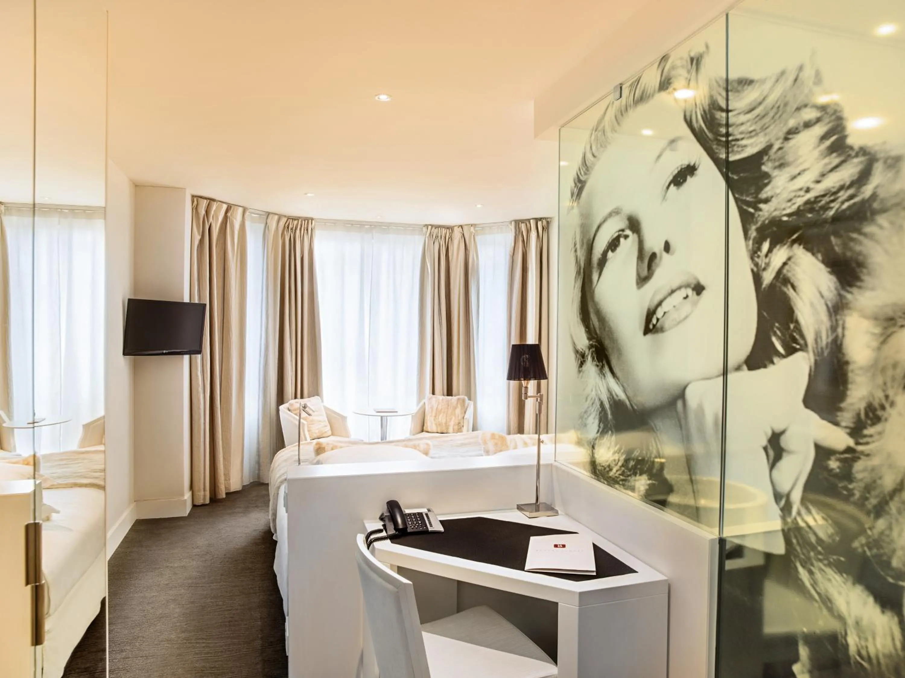 Photo of the whole room, Bed in Hotel Renoir