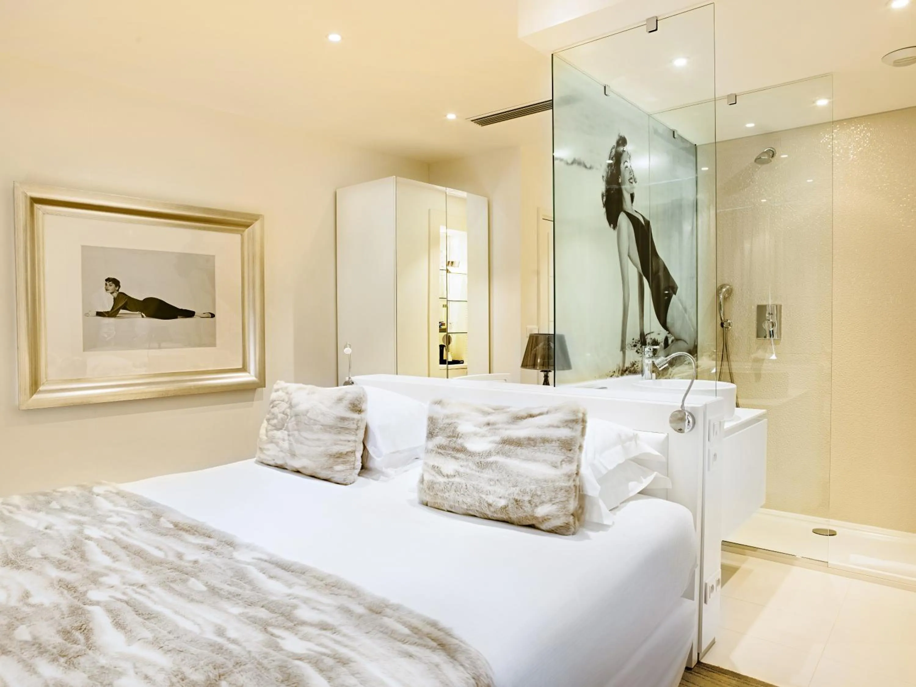 Photo of the whole room, Bed in Hotel Renoir