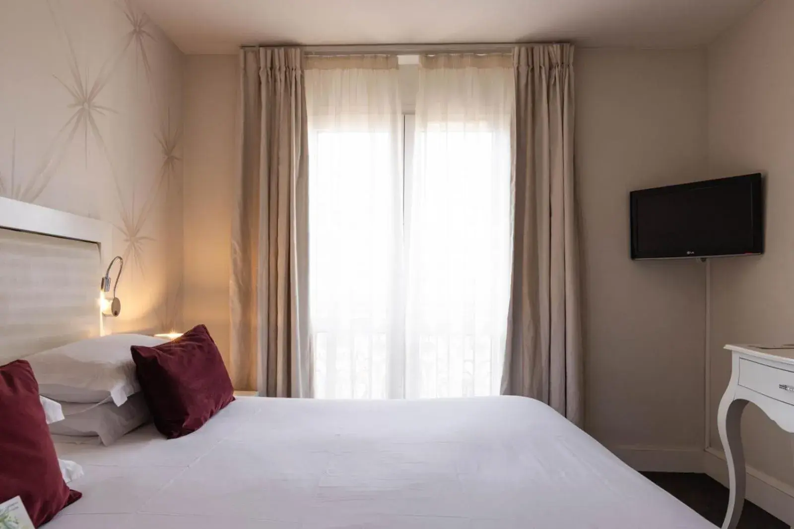 Classic Double or Twin Room in Hotel Renoir Classic Double or Twin Room in Hotel Renoir