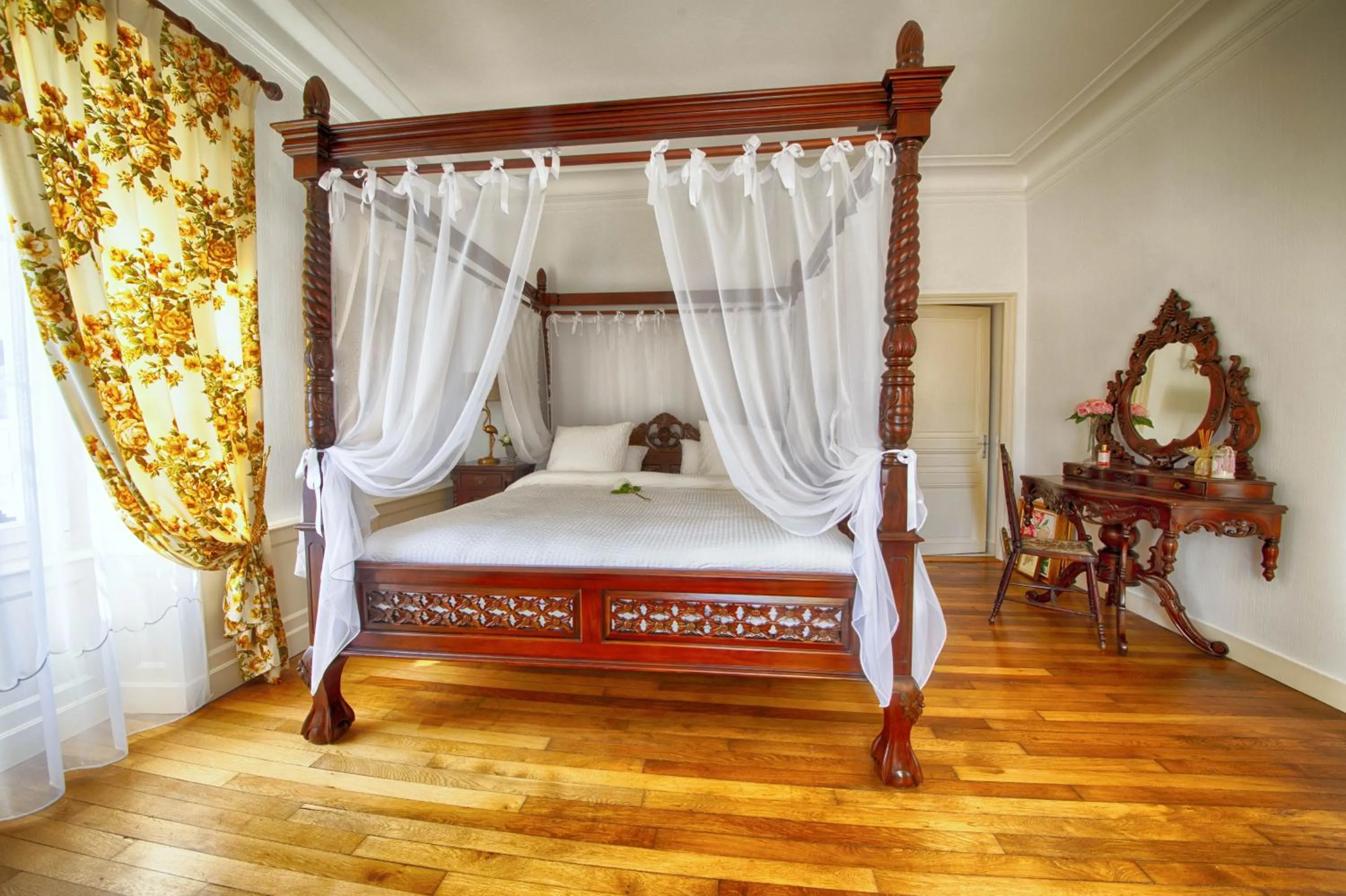 Photo of the whole room, Bed in Maison d'hôtes de charme La Rose de Ducey près du Mont Saint Michel