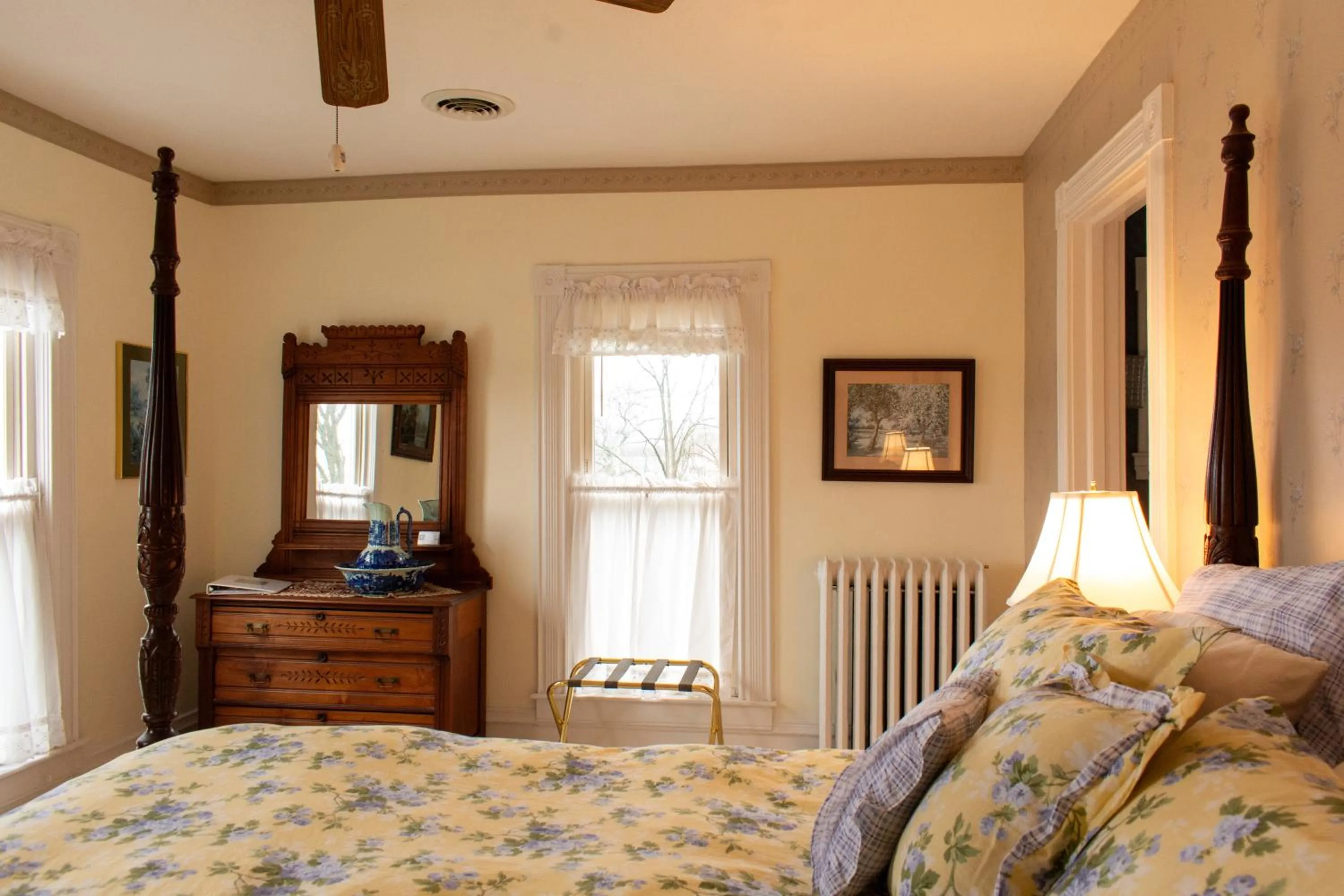 Photo of the whole room, Bed in Hudson Manor Bed & Breakfast