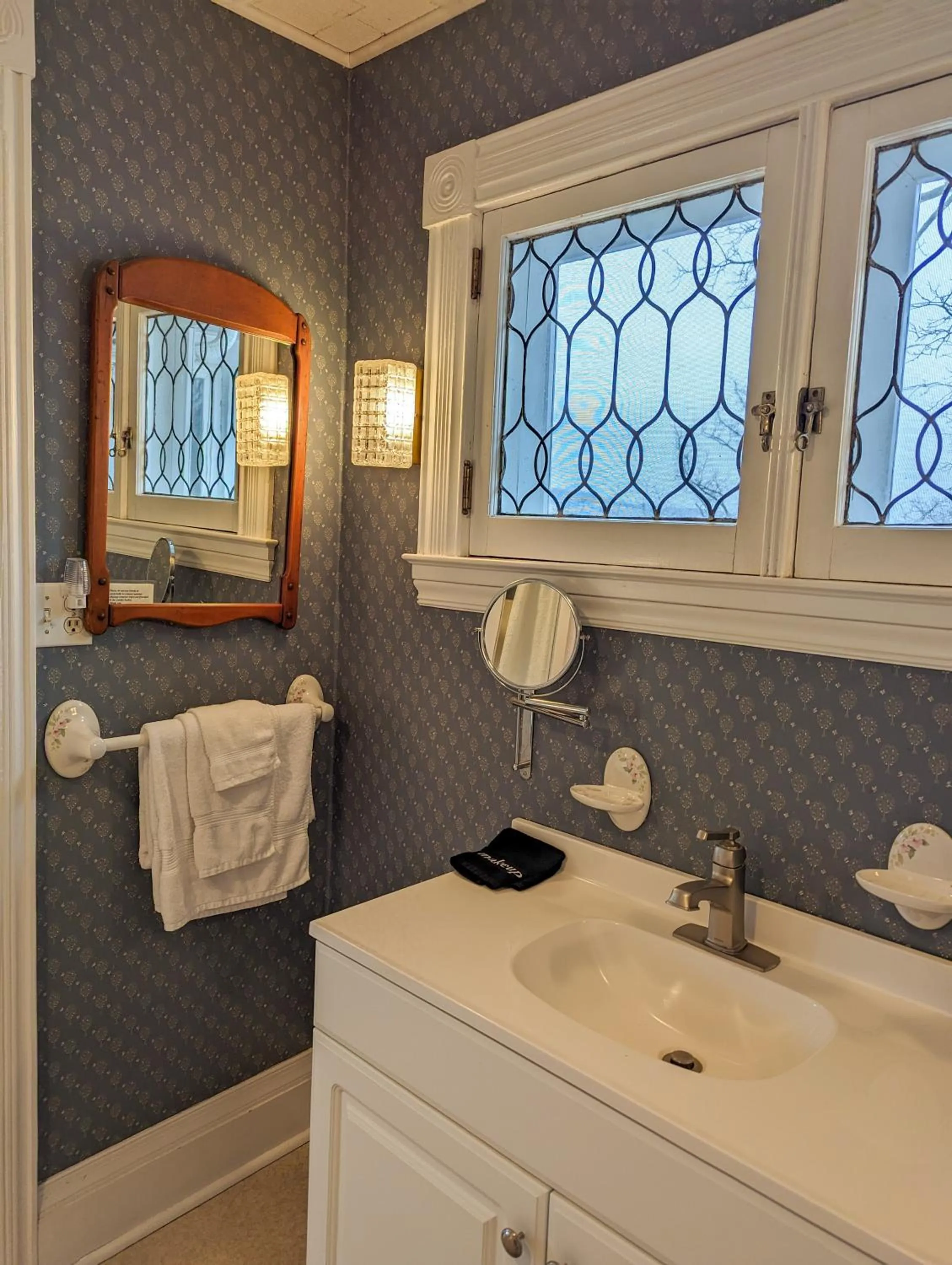 Bathroom in Hudson Manor Bed & Breakfast