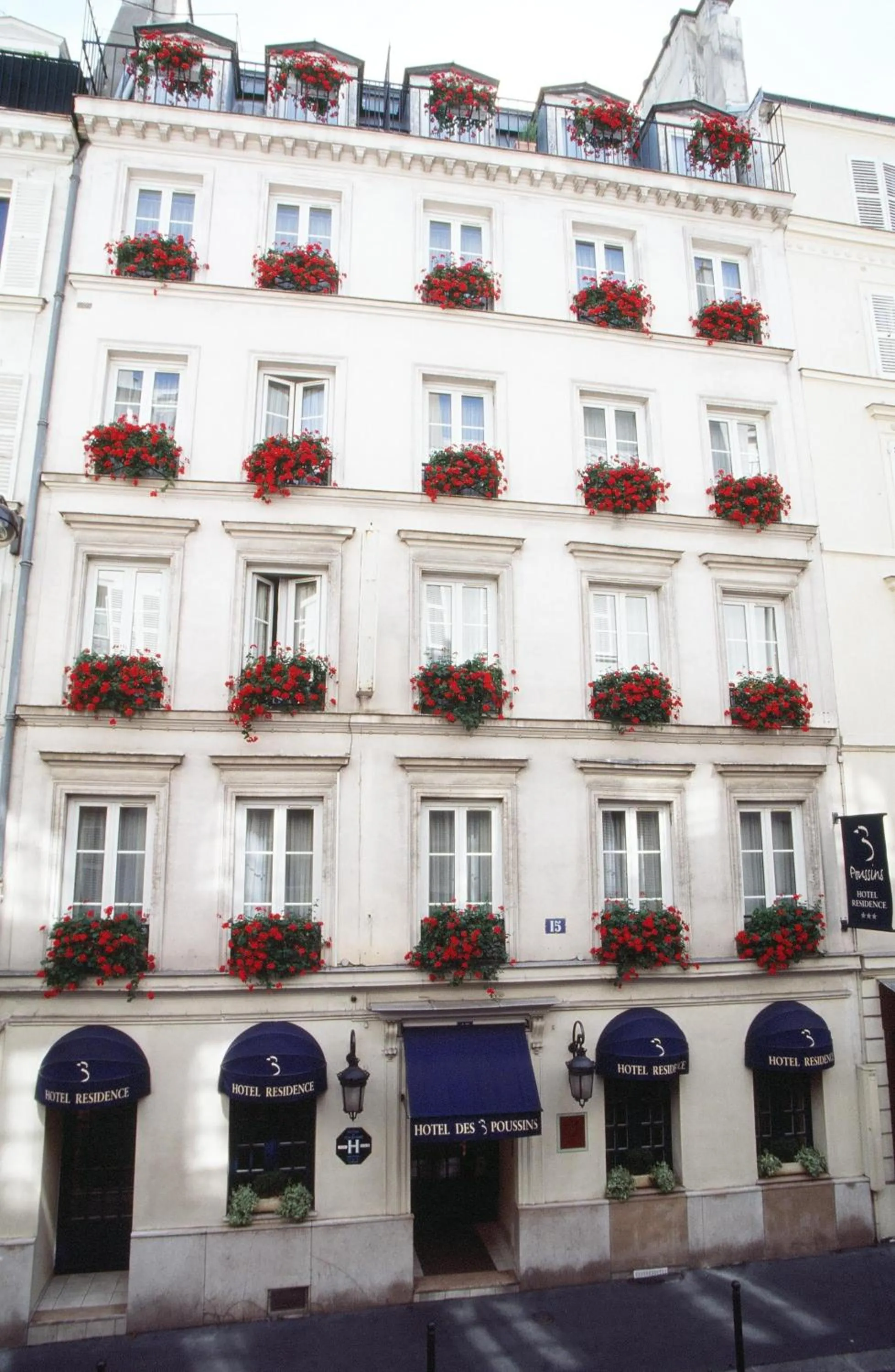 Property building in Hôtel des 3 Poussins