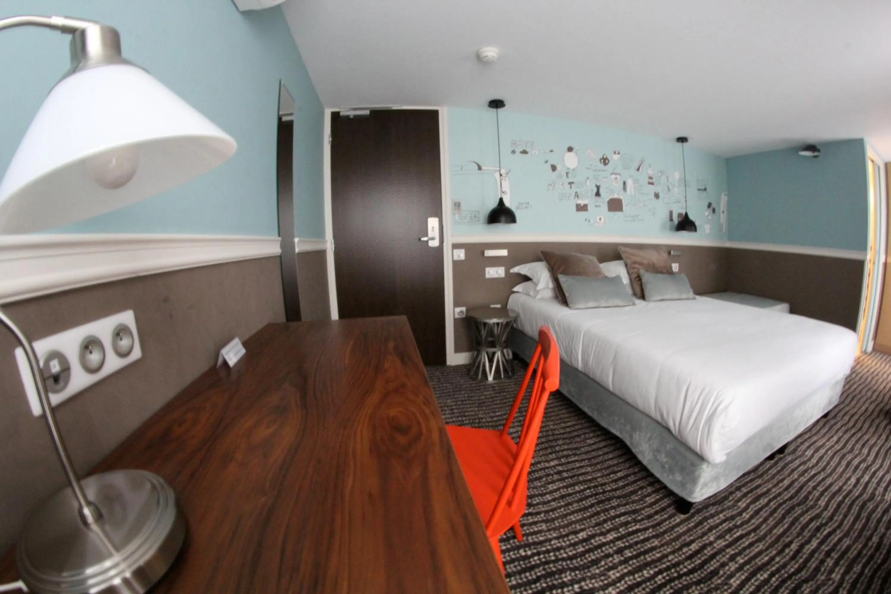 Photo of the whole room, Bed in Hôtel des 3 Poussins