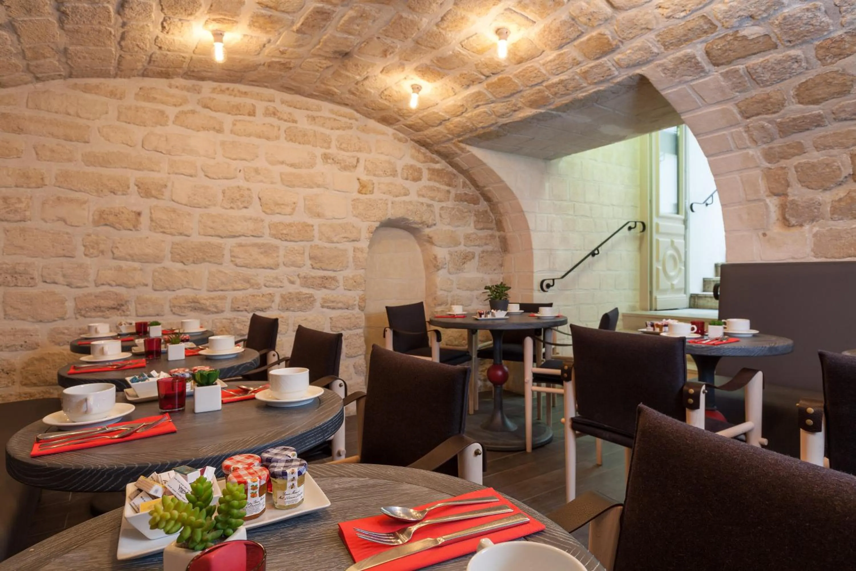 Restaurant/places to eat in Hôtel des 3 Poussins