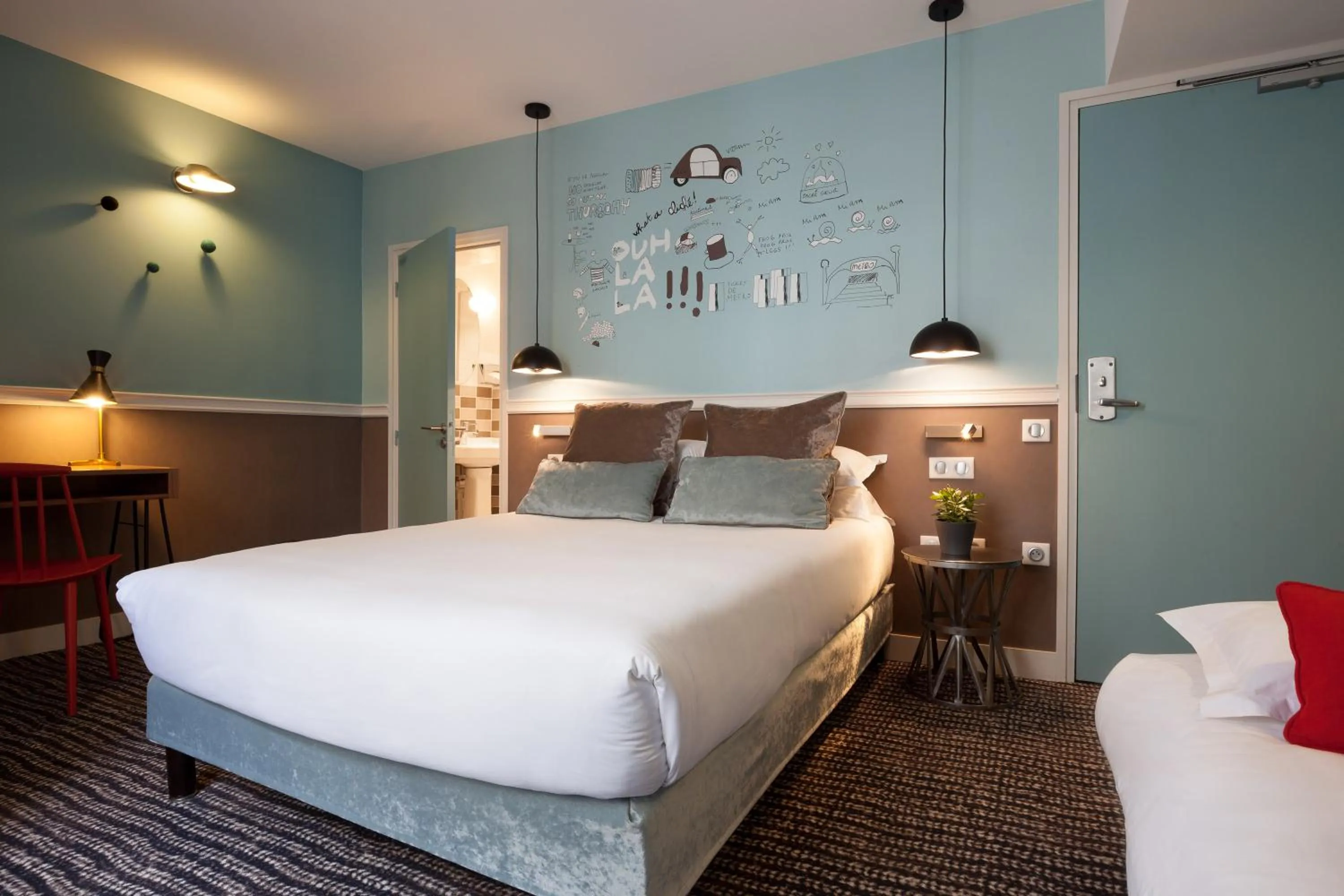 Photo of the whole room, Bed in Hôtel des 3 Poussins