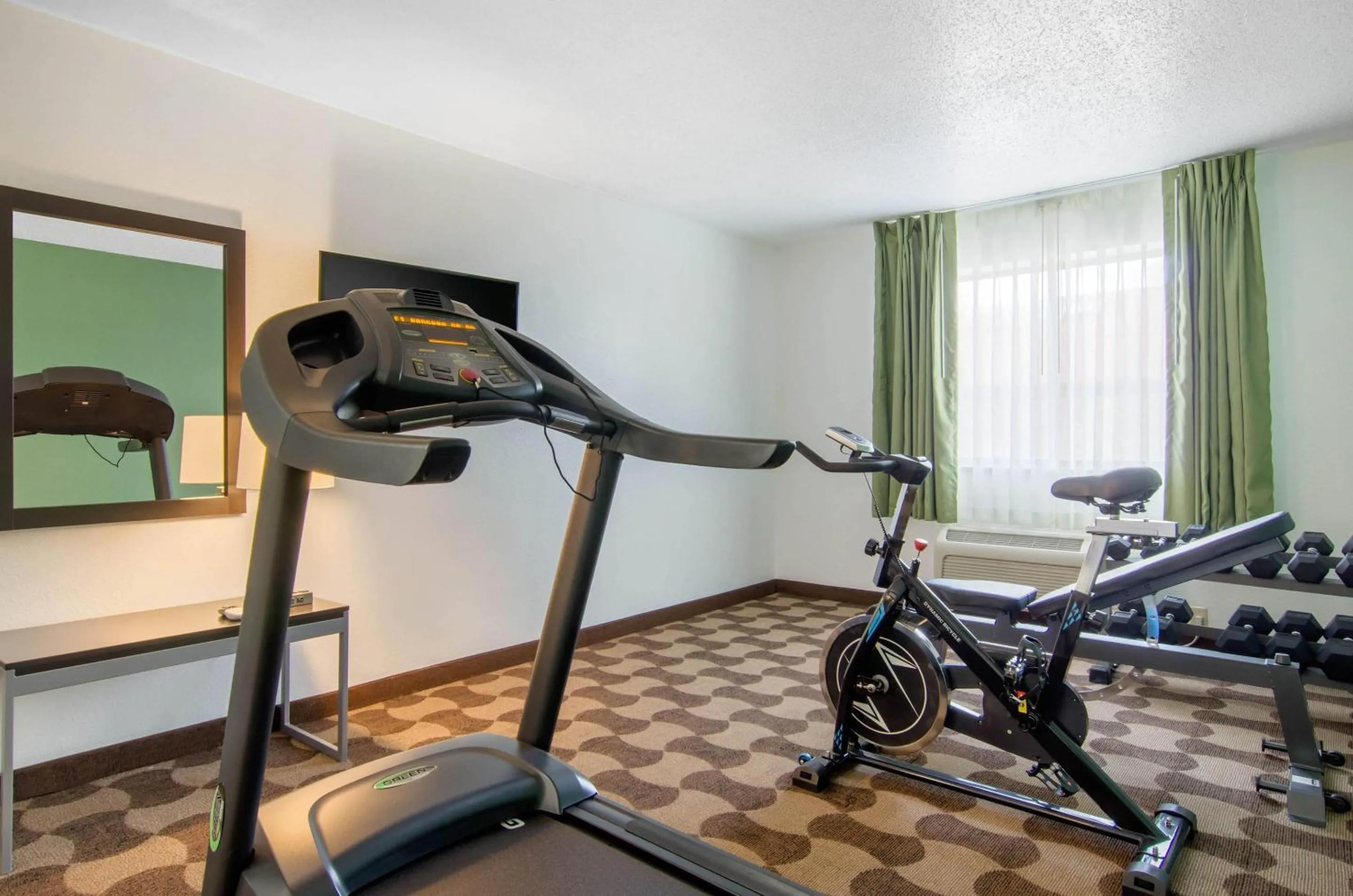 Fitness centre/facilities in Quality Inn