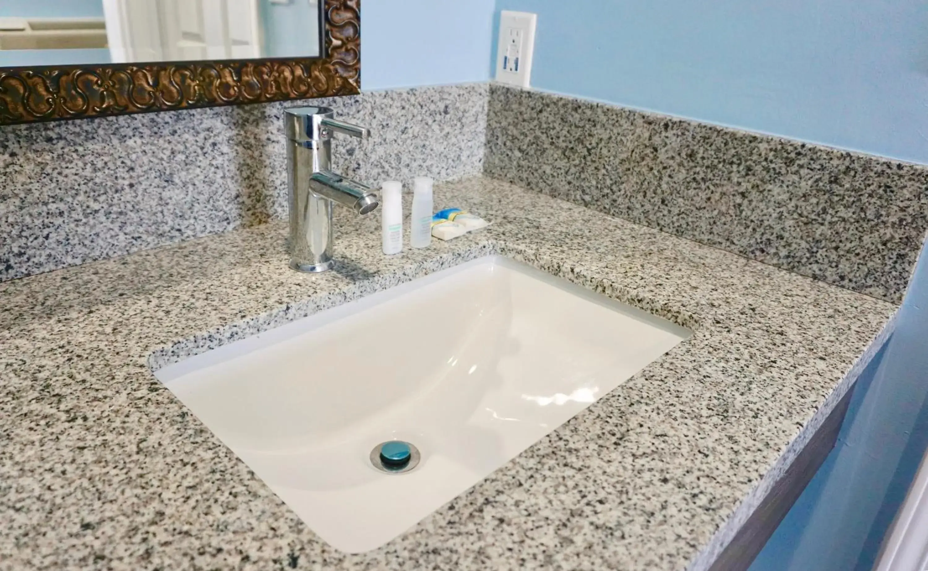 Superior King Room in Redondo Beach Motel - LAX Superior King Room in Redondo Beach Motel - LAX