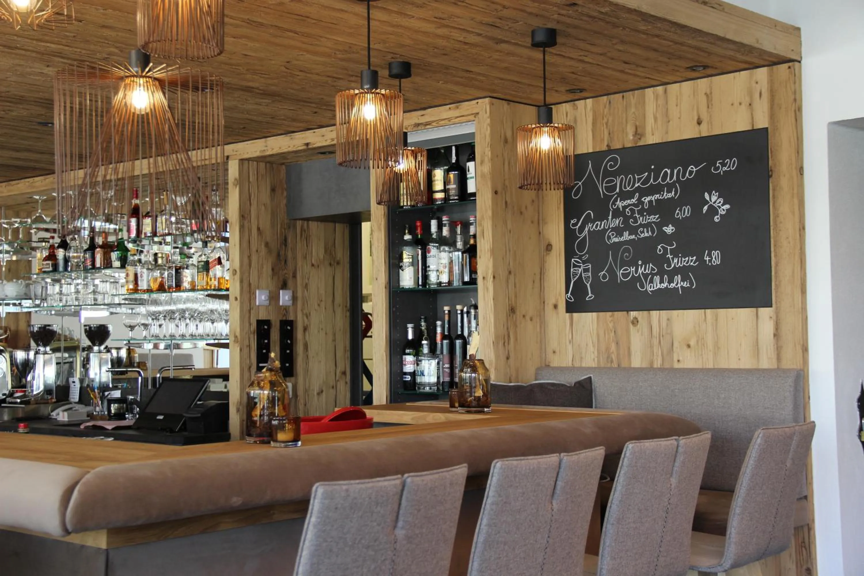 Lounge or bar in Alpenhotel Laurin