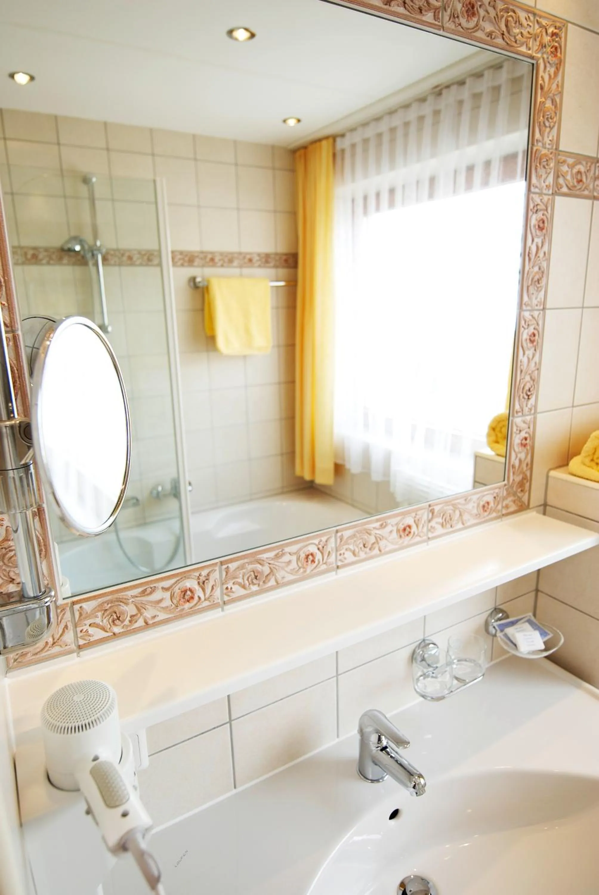 Photo of the whole room in Alpenhotel Laurin