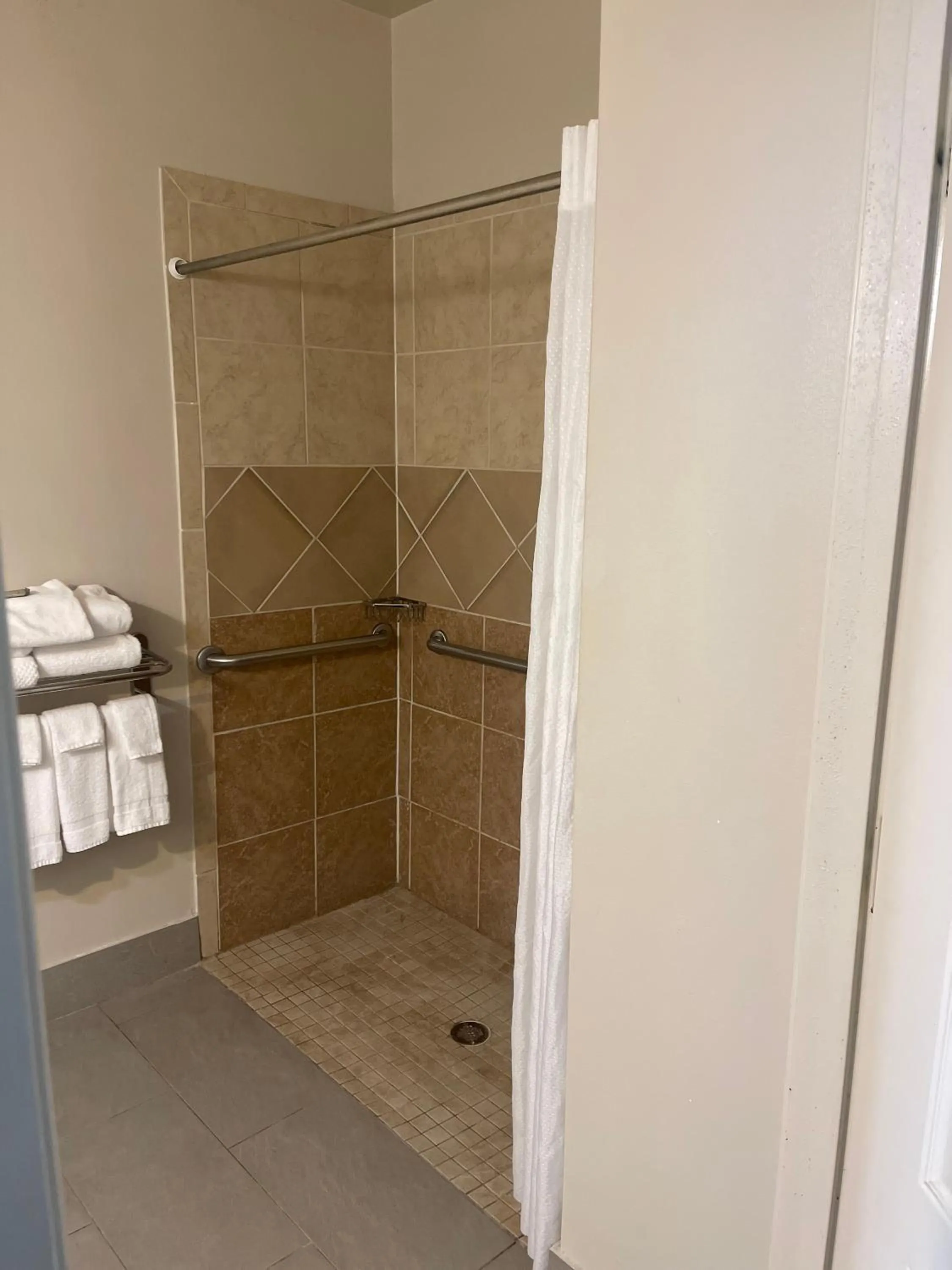Shower in Country Inn & Suites by Radisson, Smyrna - Atlanta Northwest