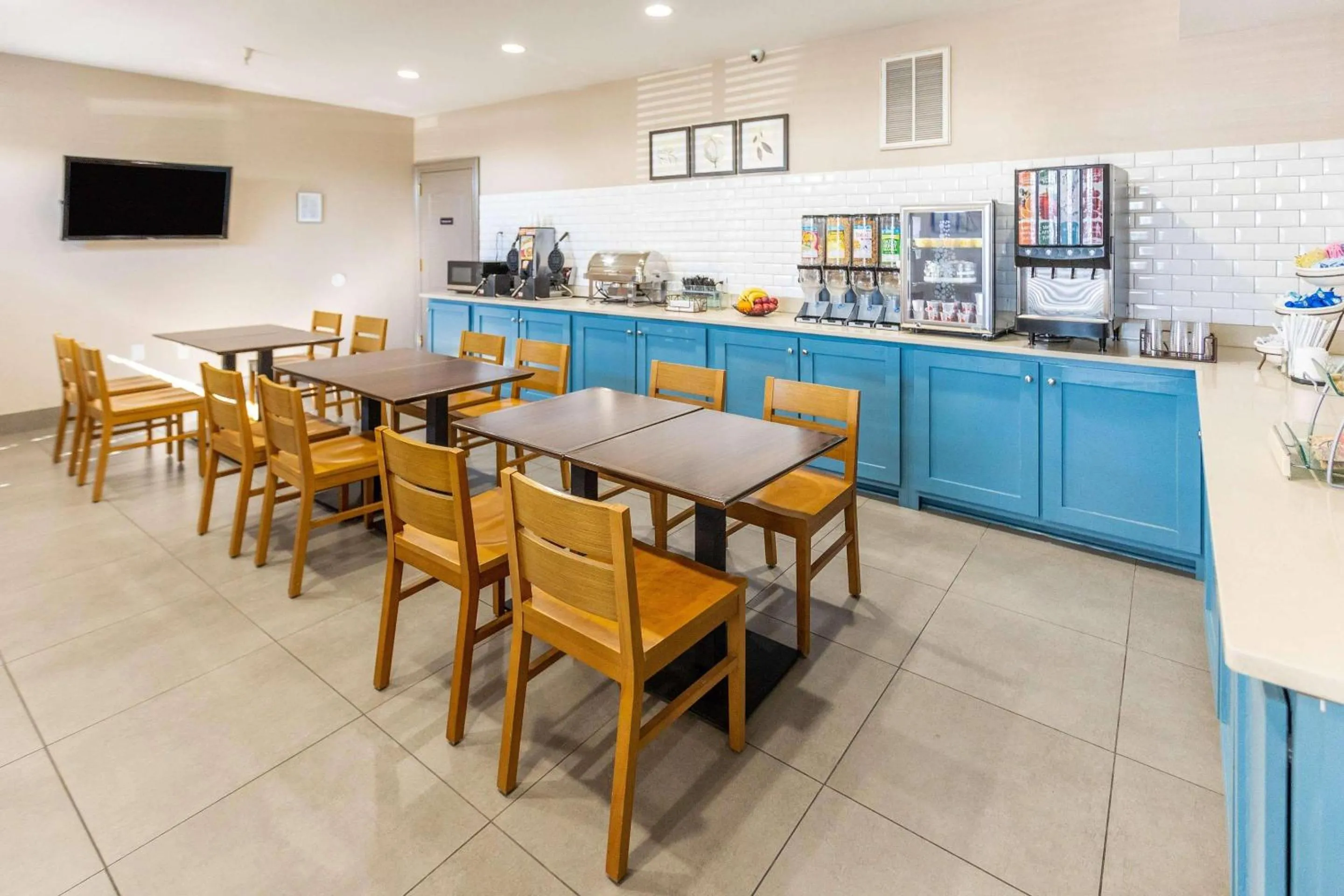 Breakfast in Country Inn & Suites by Radisson, Smyrna - Atlanta Northwest