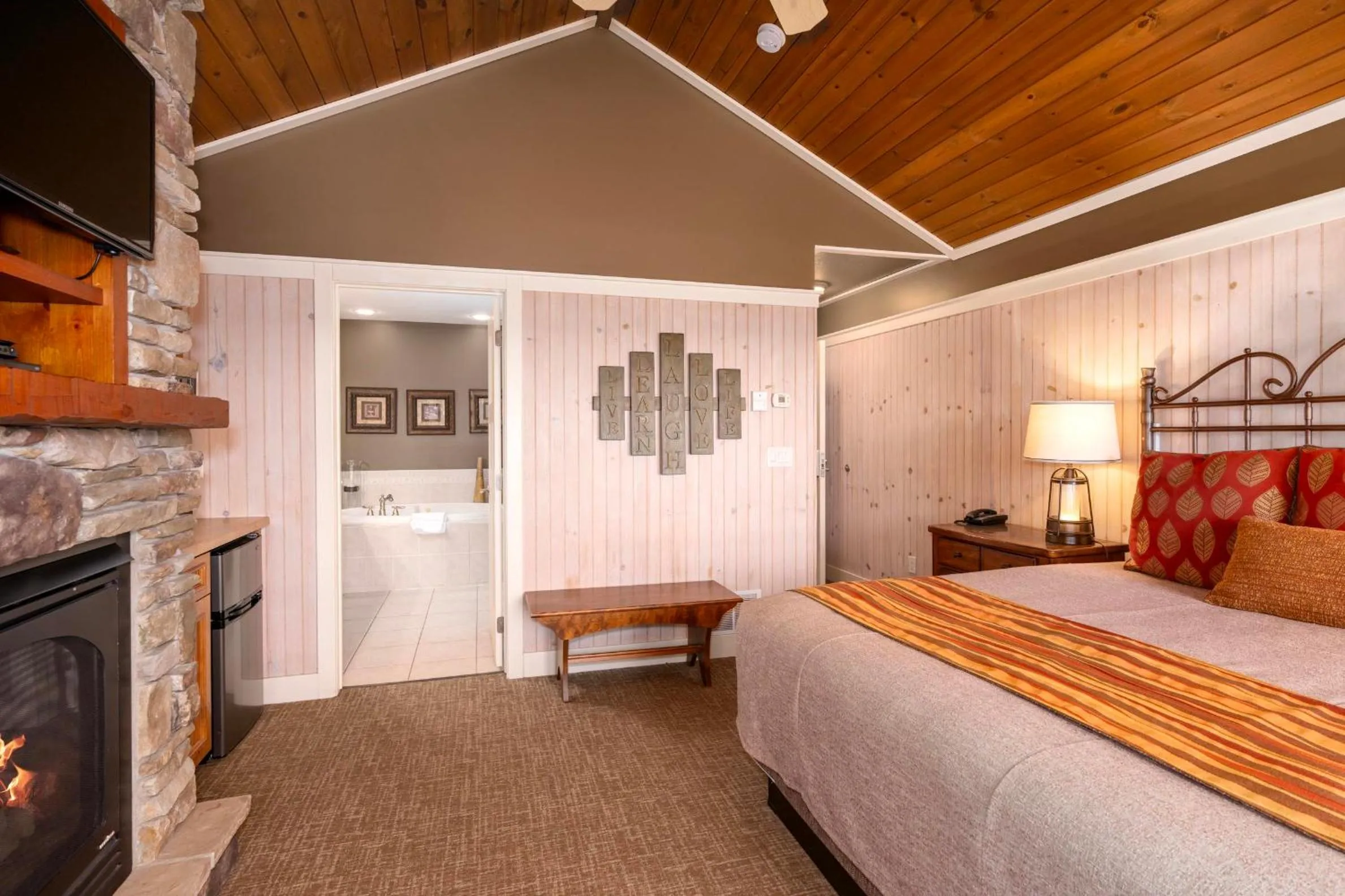 View (from property/room), Bed in Larsmont Cottages