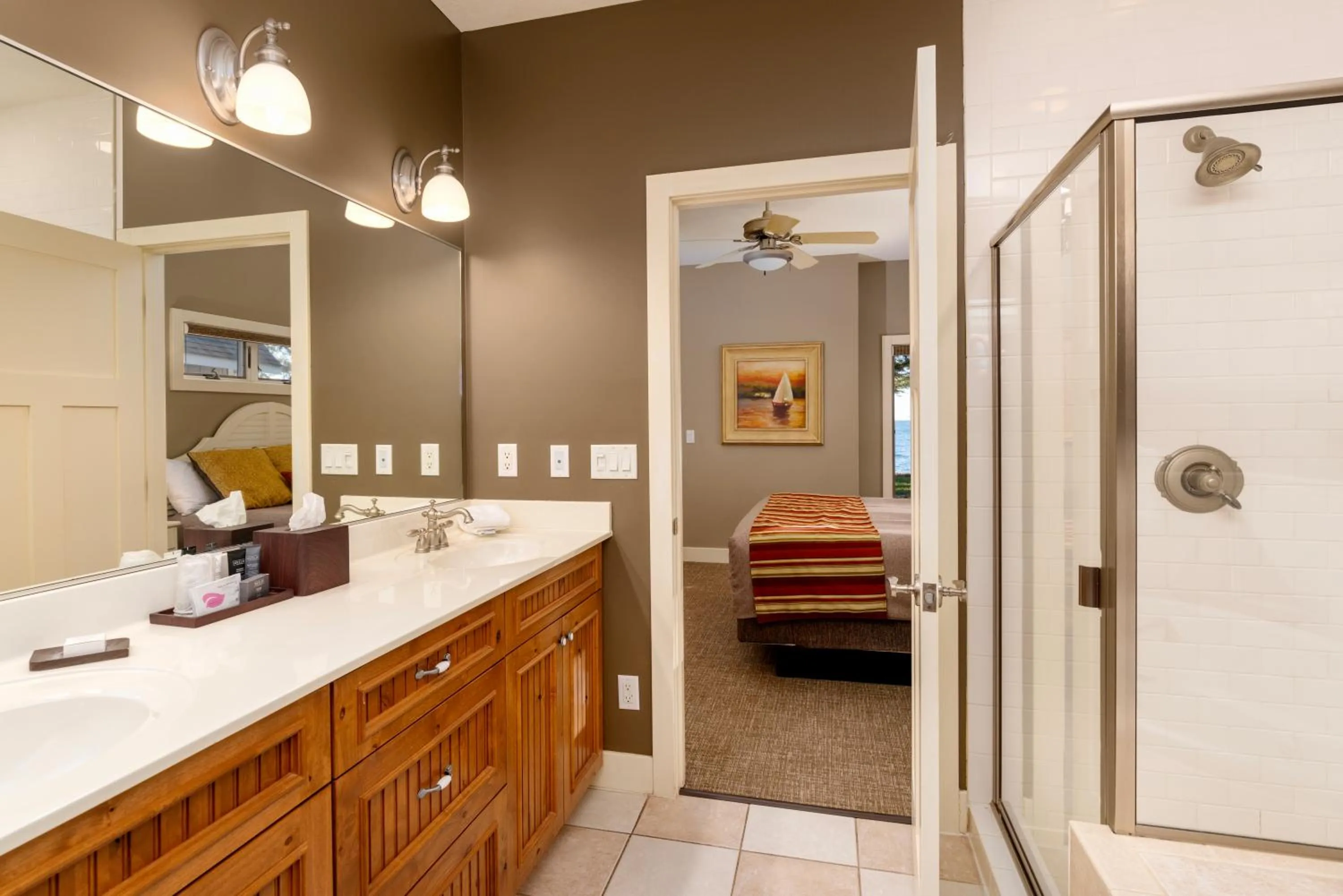 Bathroom, Bed in Larsmont Cottages