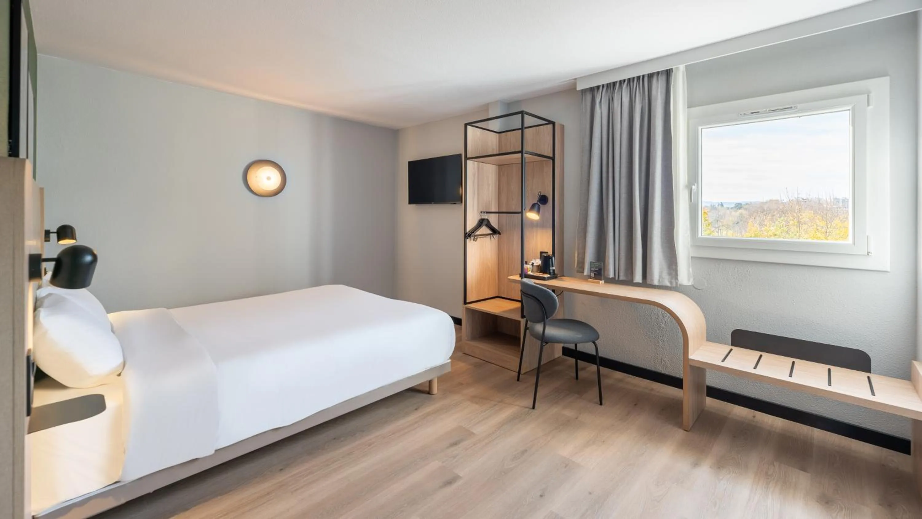 Photo of the whole room, Bed in Campanile PRIME - Lyon Ouest Tassin