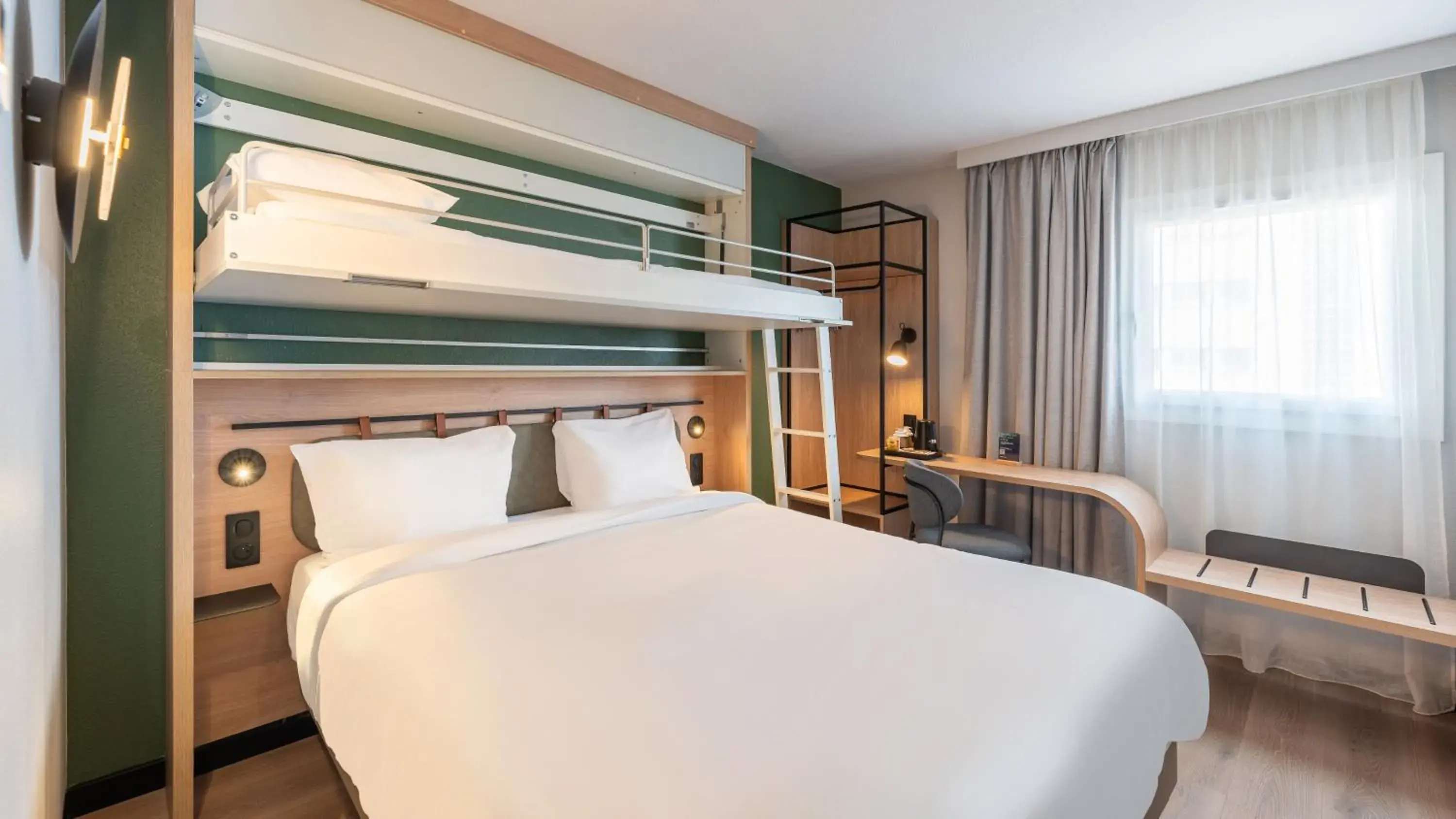 Standard Queen Room with One Bunk Bed in Campanile PRIME - Lyon Ouest Tassin Standard Queen Room with One Bunk Bed in Campanile PRIME - Lyon Ouest Tassin