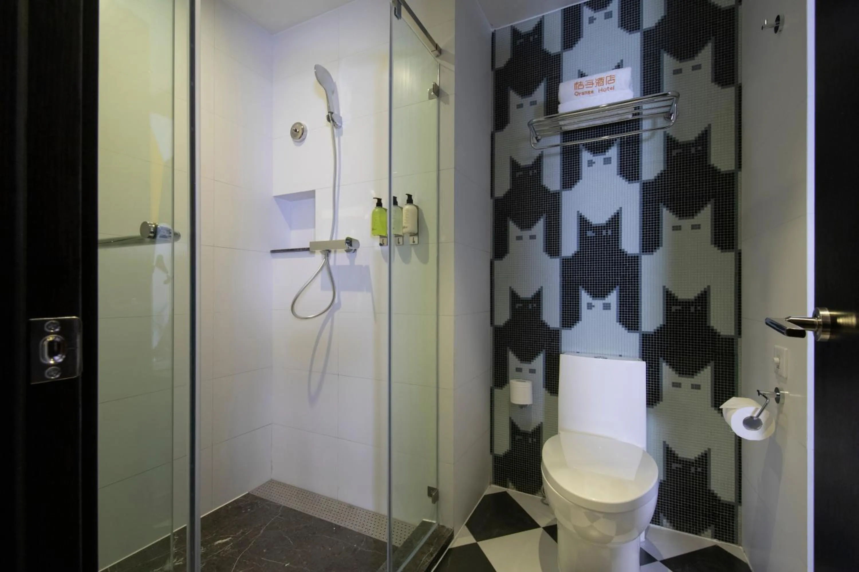 Toilet in Orange hotel shanghai pudong Airport - Free shuttle bus to PVG airport