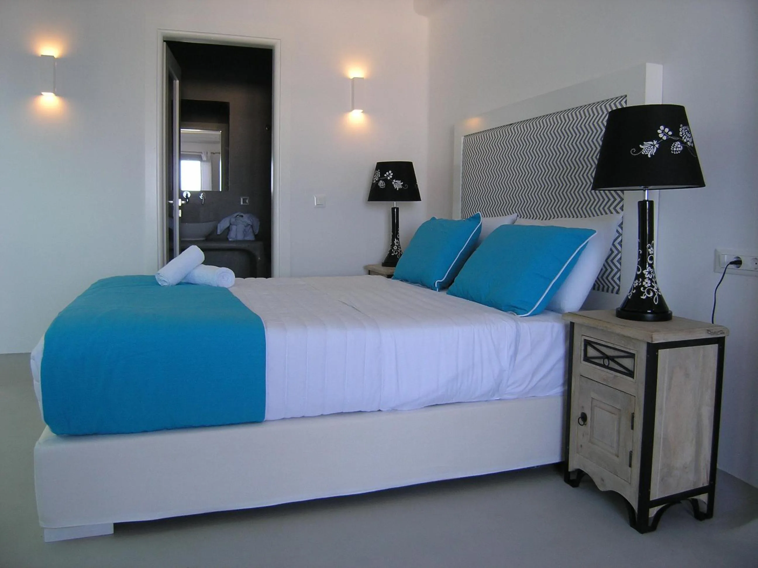 Bed in Blue Waves Suites & Apartments