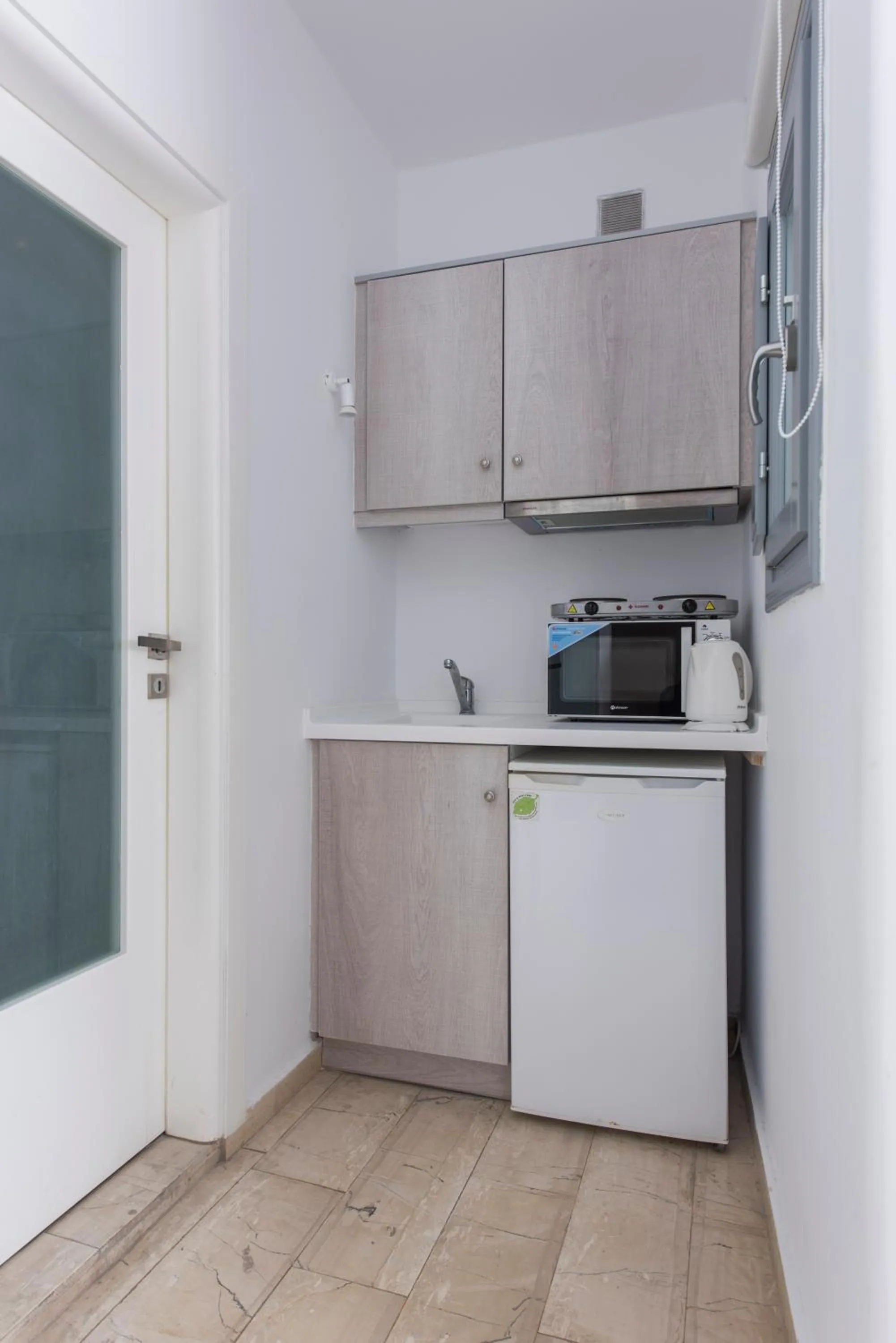 Kitchen or kitchenette in Blue Waves Suites & Apartments