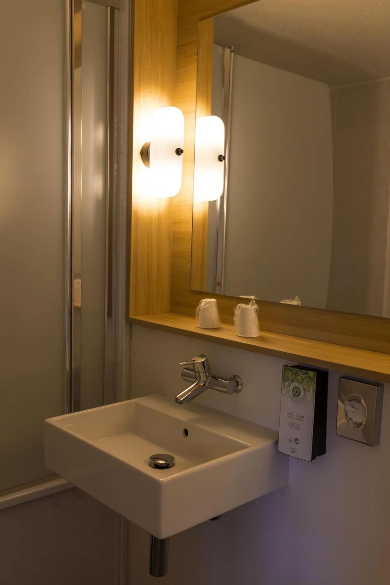 Bathroom in Campanile Le Mans Est