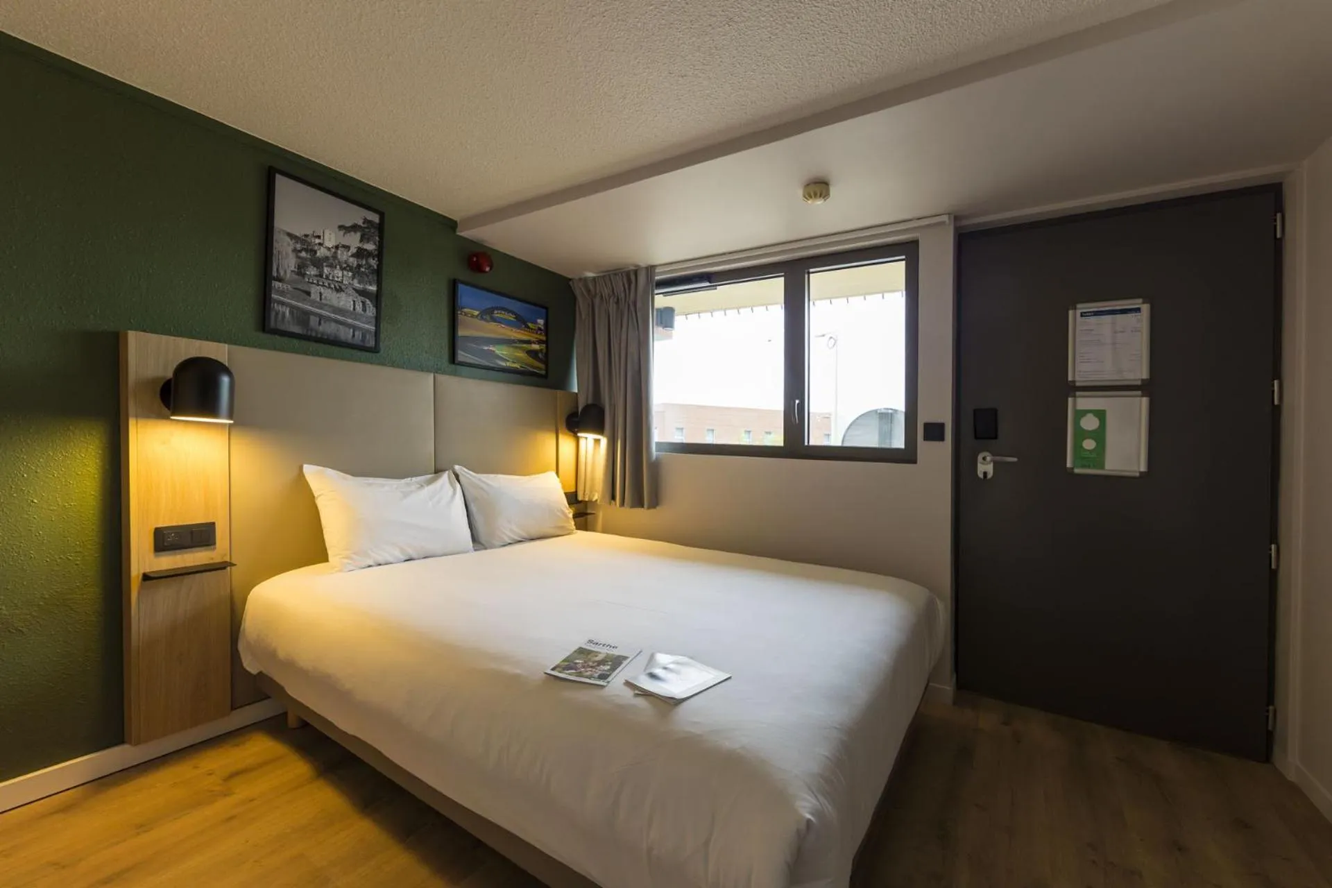 Facility for disabled guests, Bed in Campanile Le Mans Est