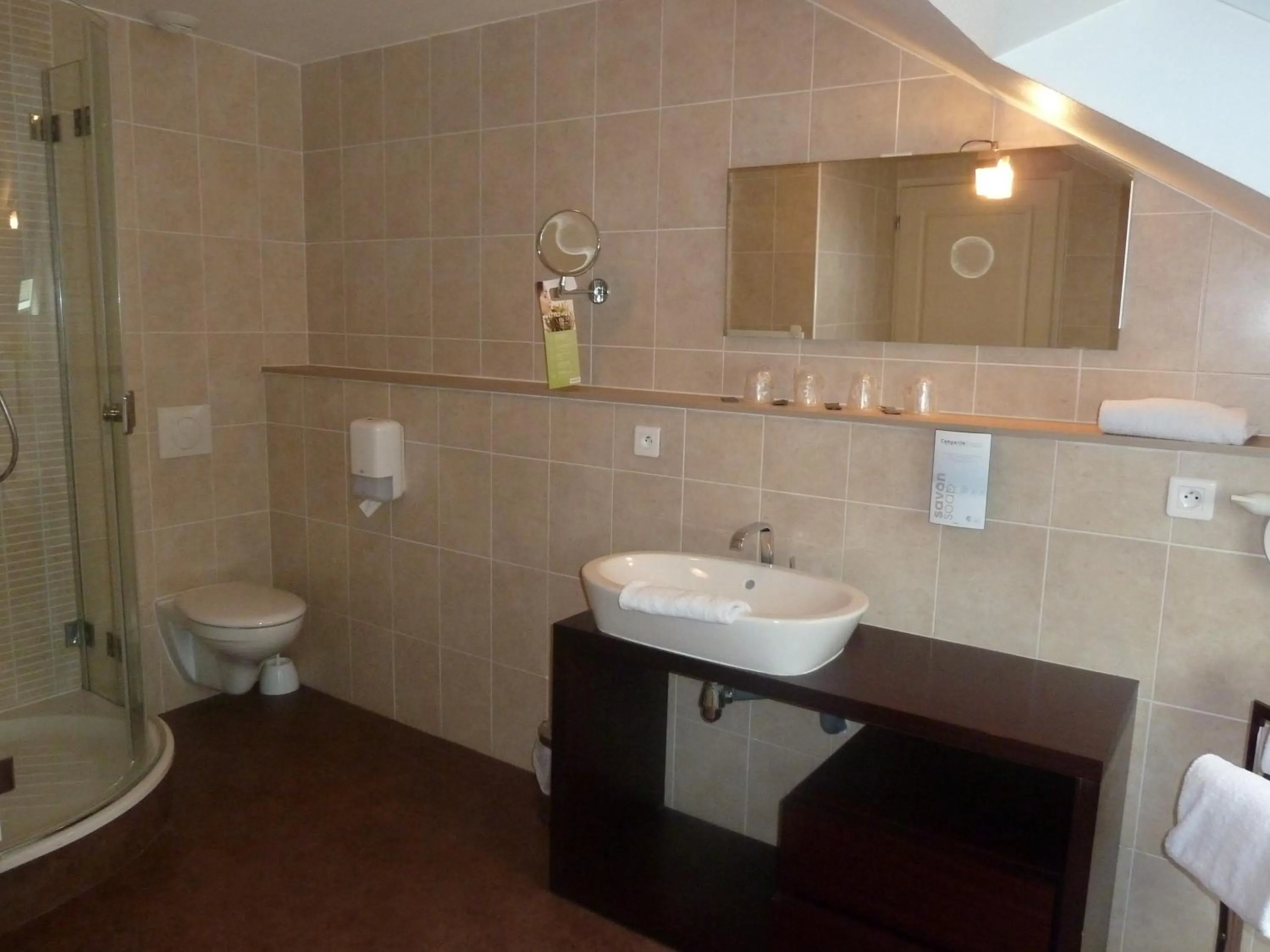 Bathroom in Campanile Le Mans Est