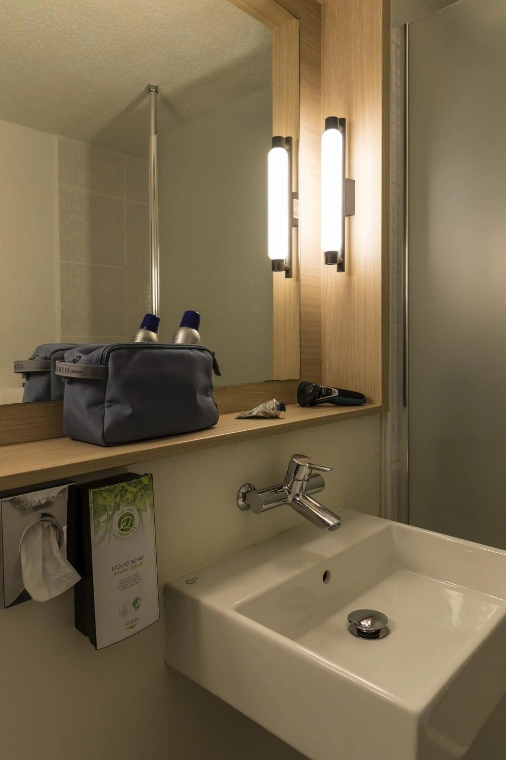 Bathroom in Campanile Le Mans Est