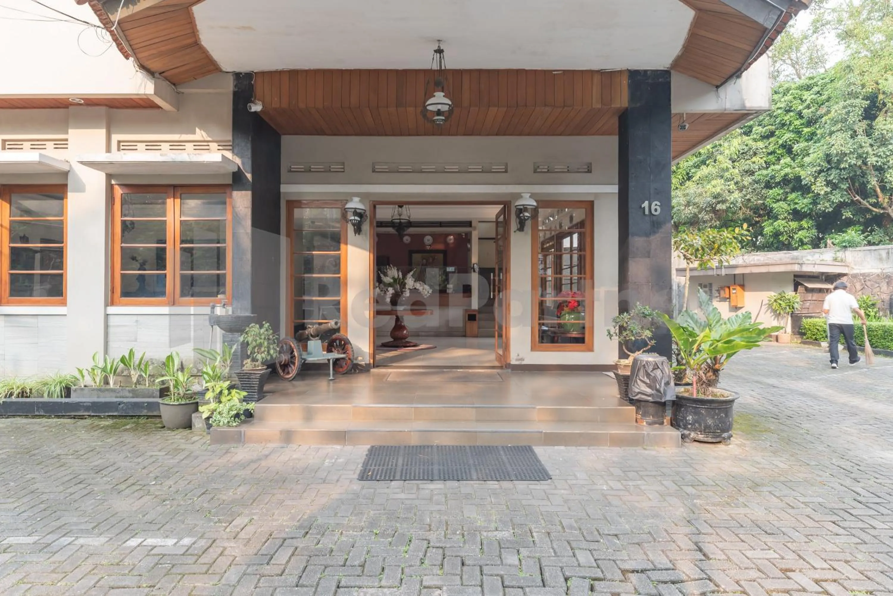 Facade/entrance in Hotel Wisma Dago ITB