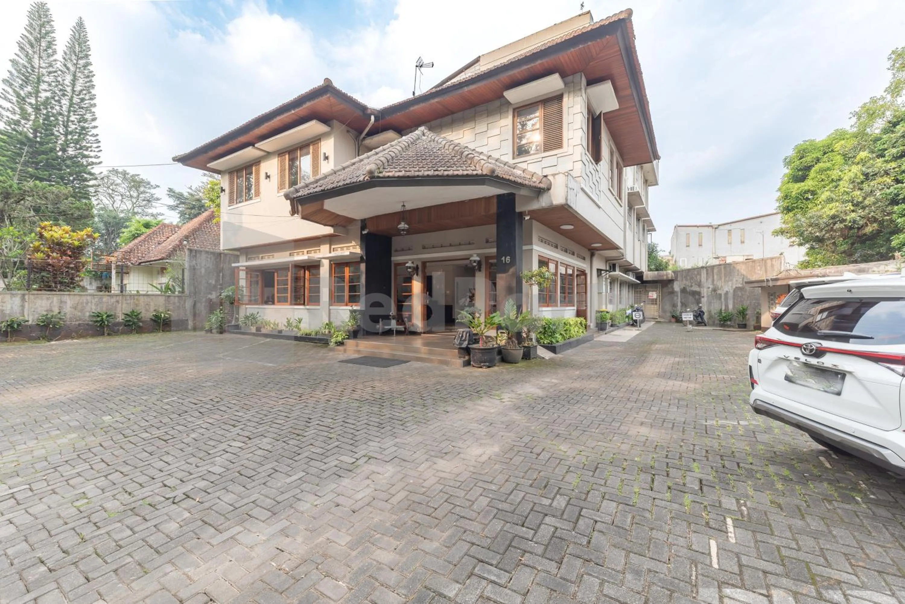 Facade/entrance in Hotel Wisma Dago ITB