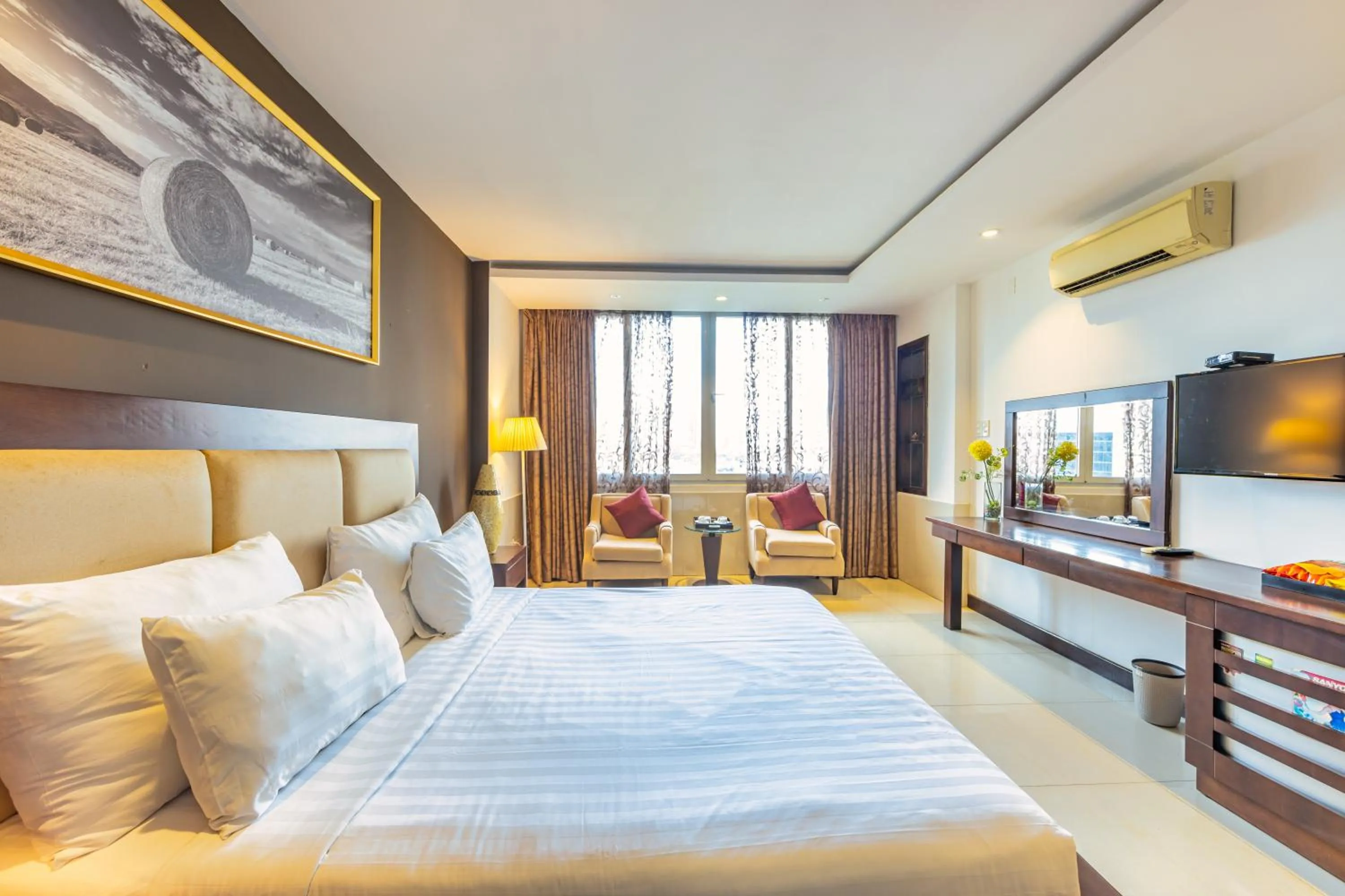 Bed in The Noble Swan Central Dong Du Hotel