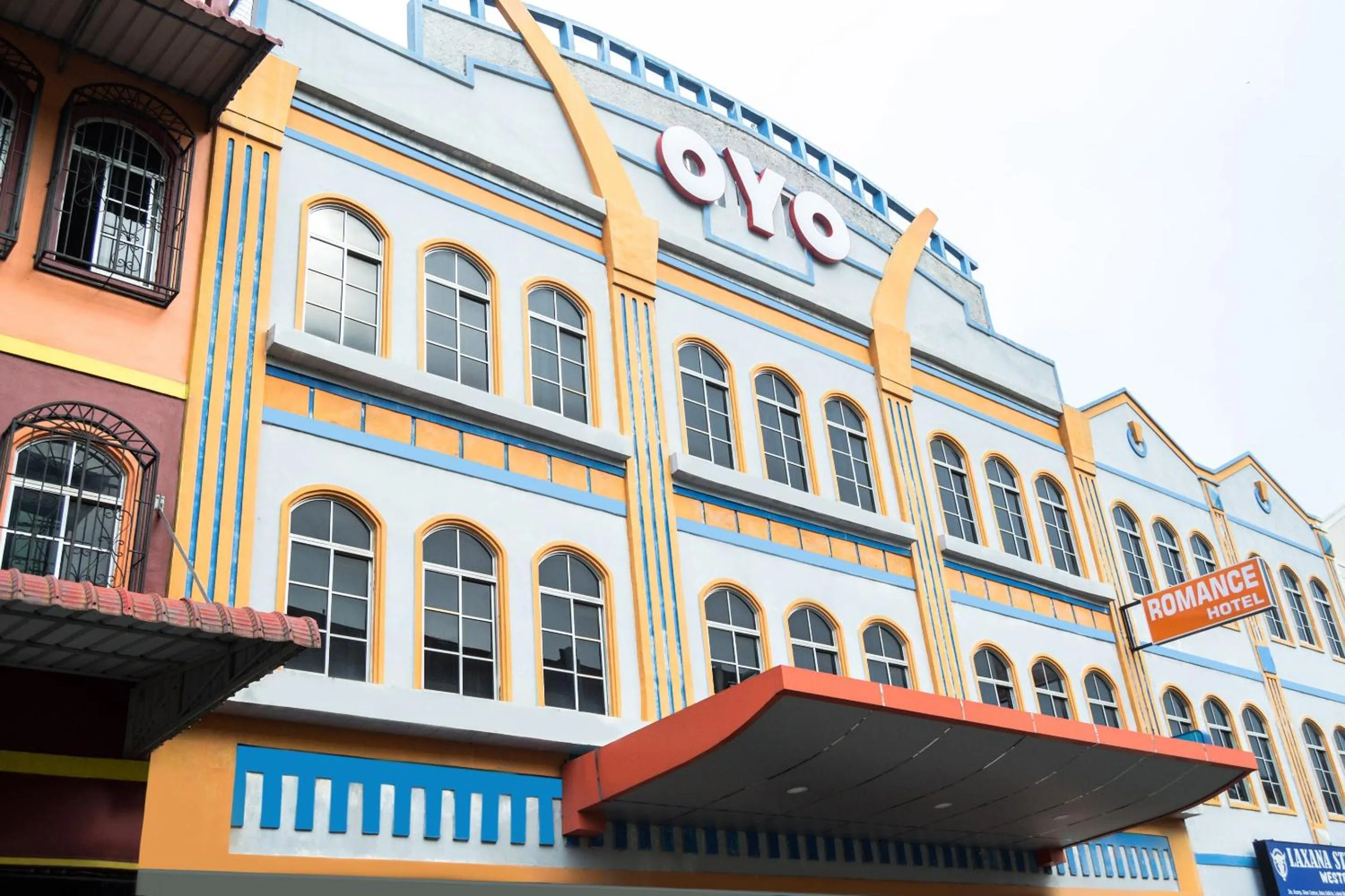 Facade/entrance in Capital O 664 Romance Hotel