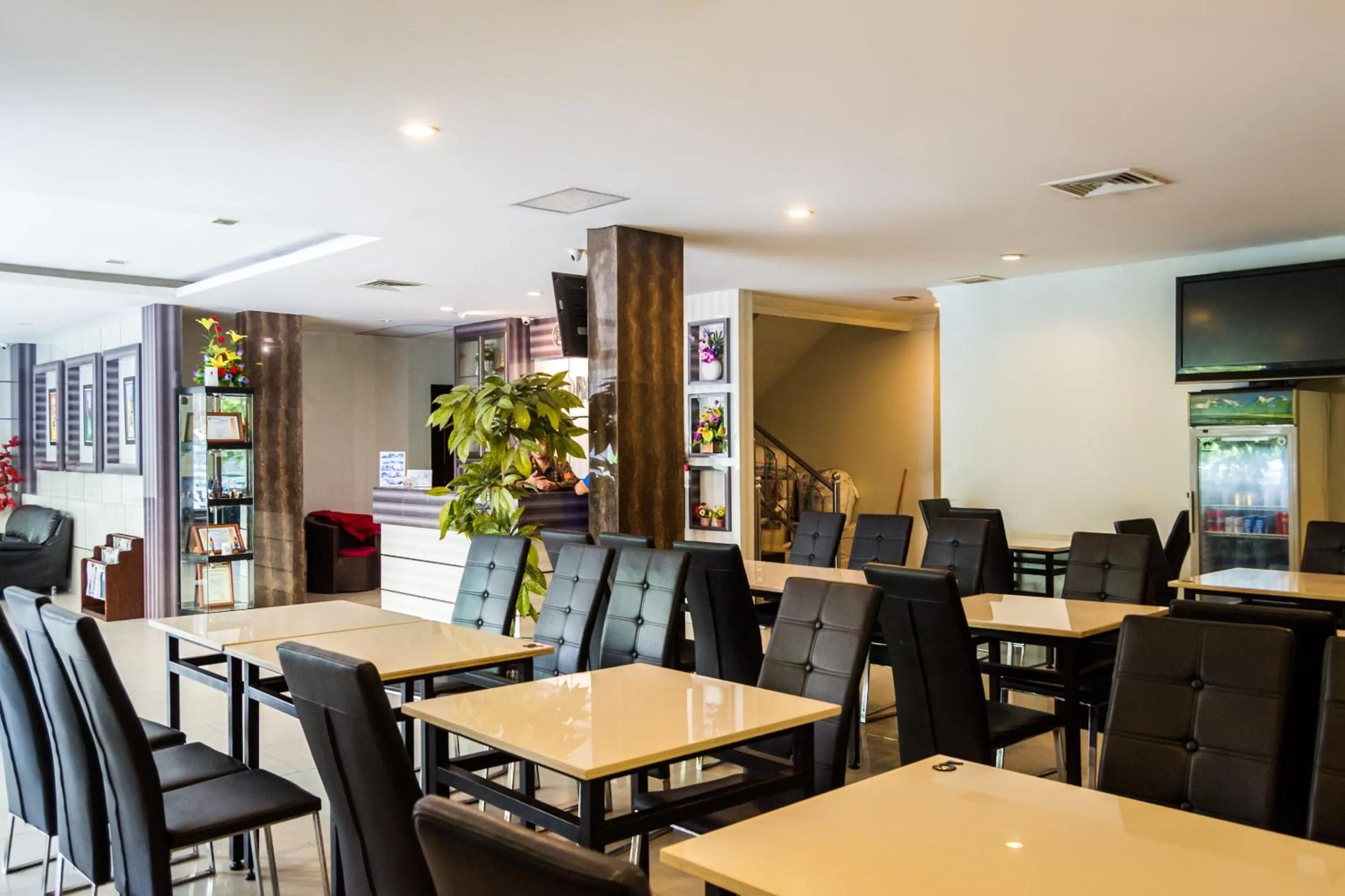 Restaurant/places to eat in Capital O 664 Romance Hotel