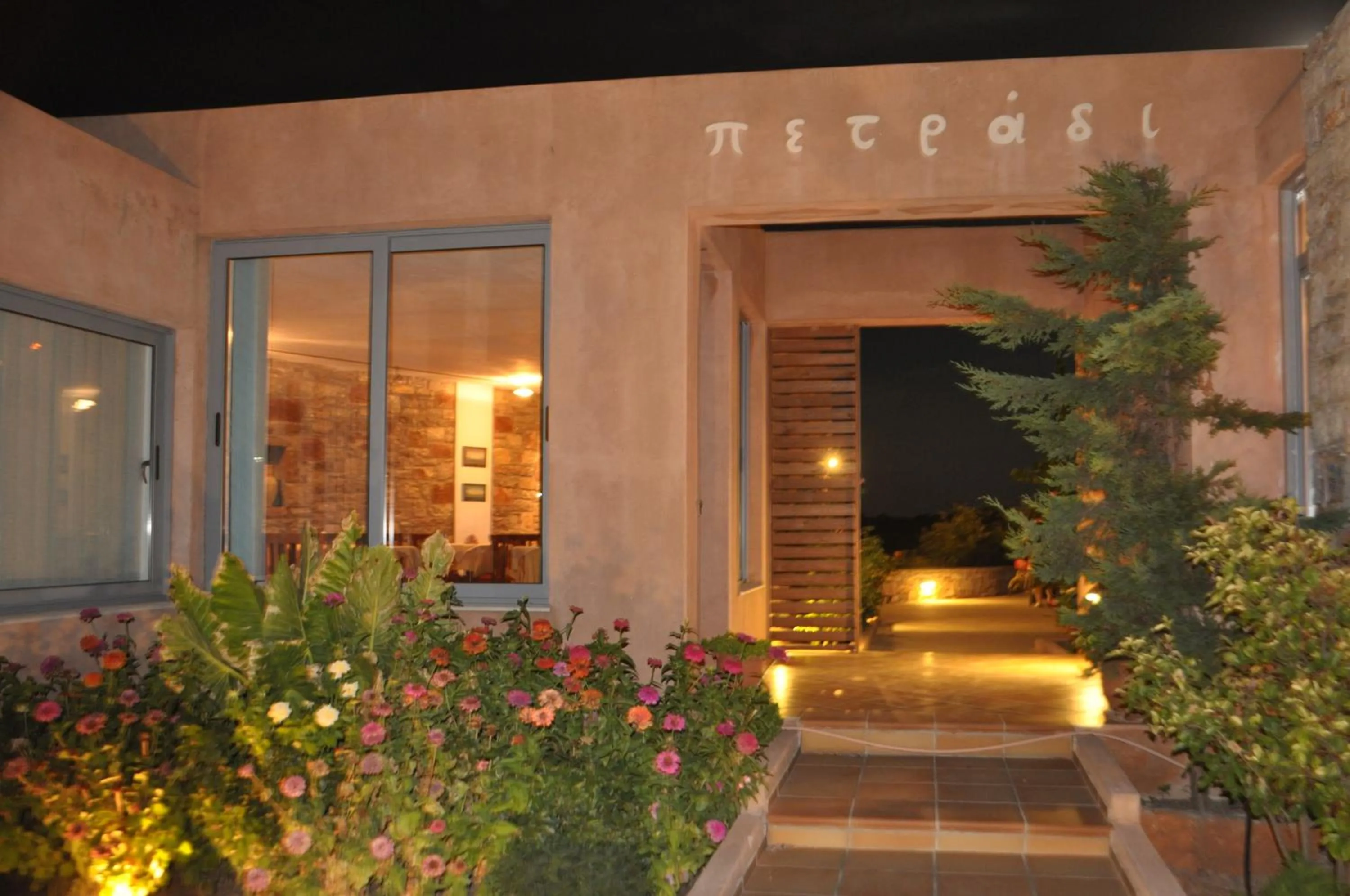 Facade/entrance in Petradi