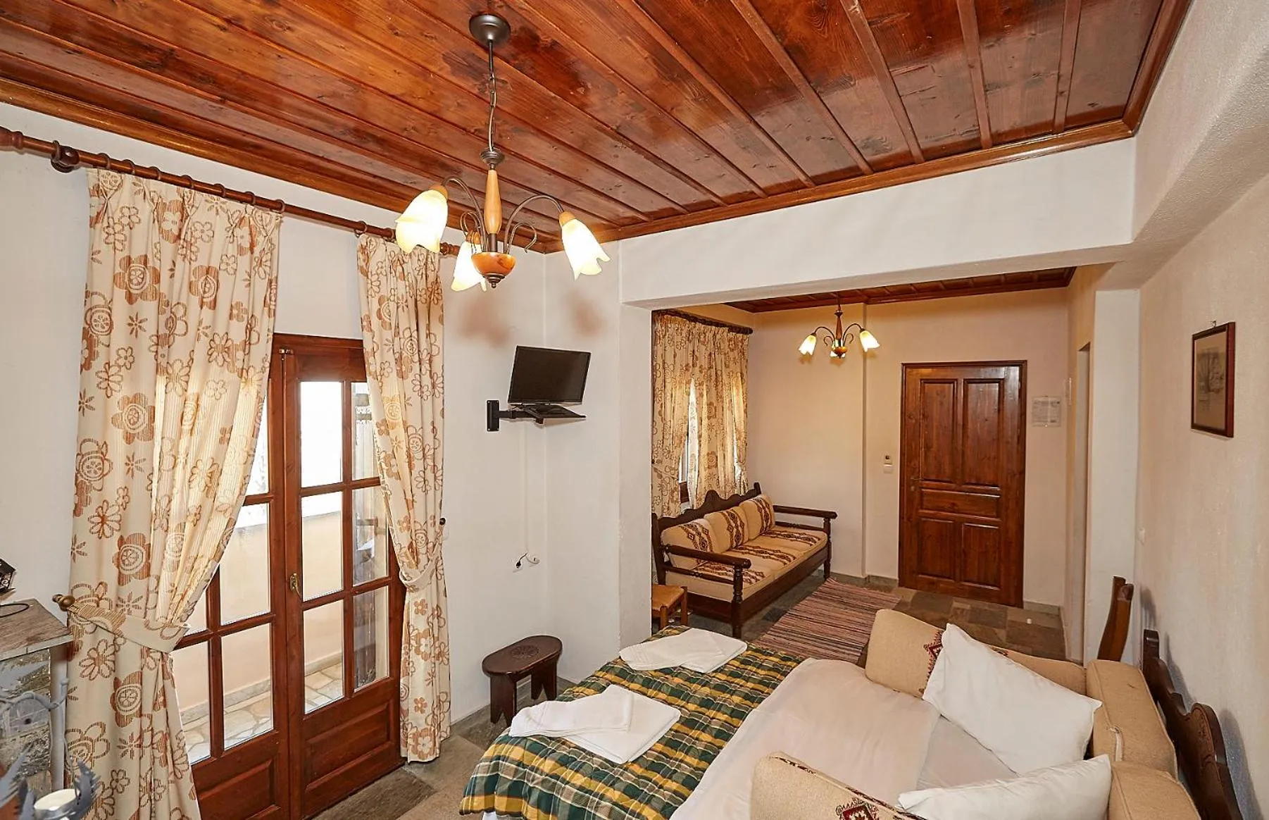 TV and multimedia in Hotel Atrapos