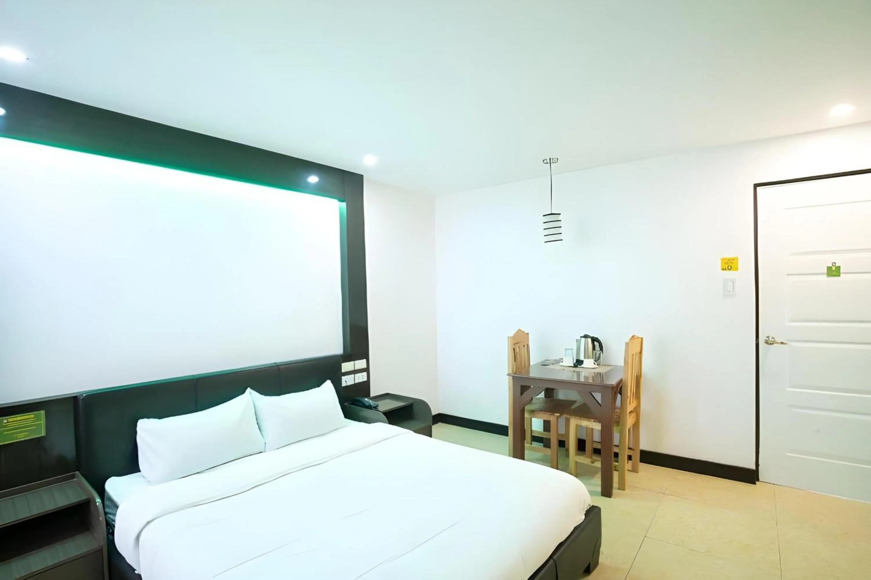 Photo of the whole room, Bed in OYO 195 Ranchotel - Biñan