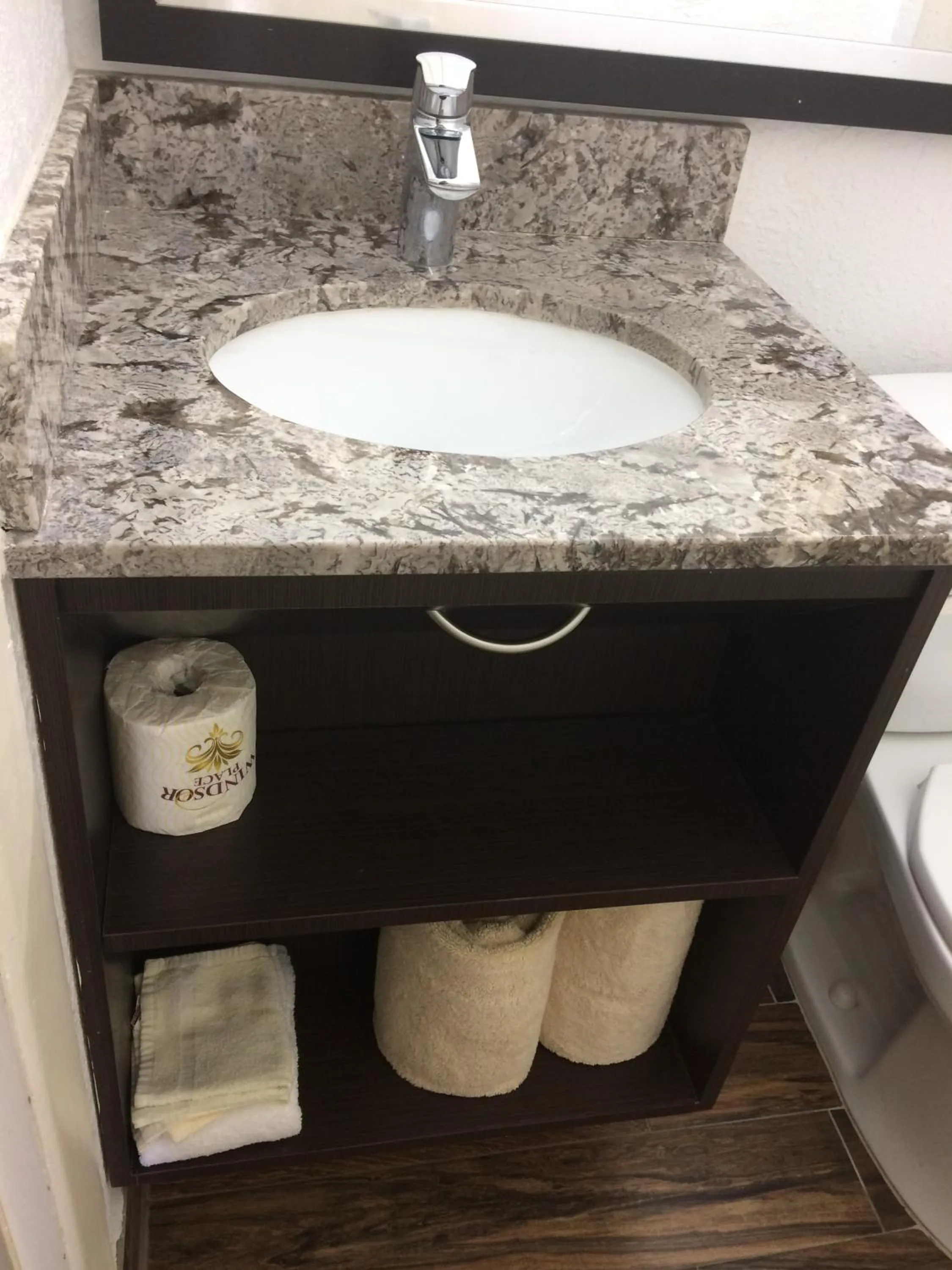 Property building in Budget Inn of Avon Park