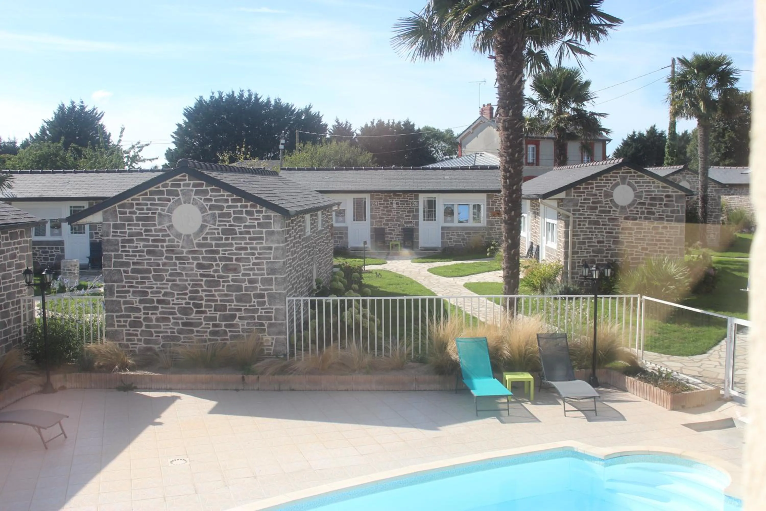 Pool view in Les Treize Assiettes - Hôtel & Restaurant