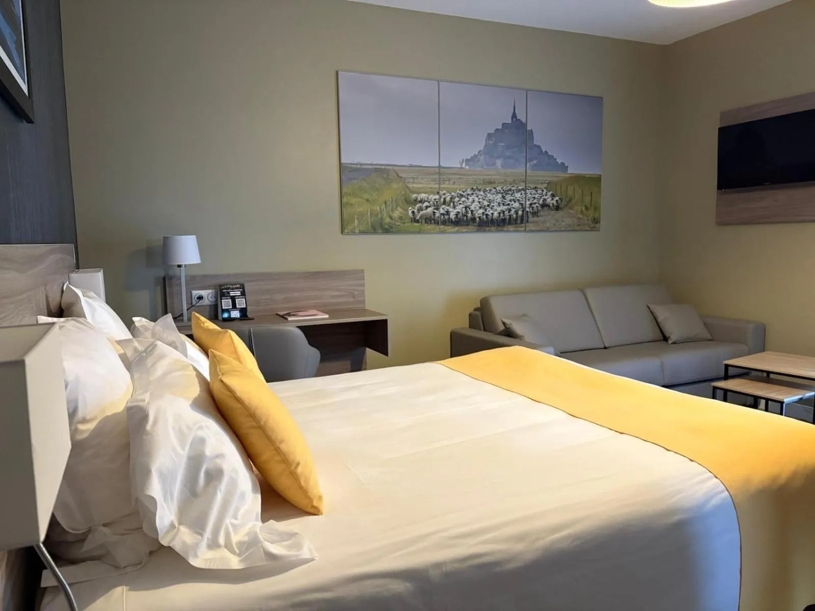 Bedroom, Bed in Les Treize Assiettes - Hôtel & Restaurant