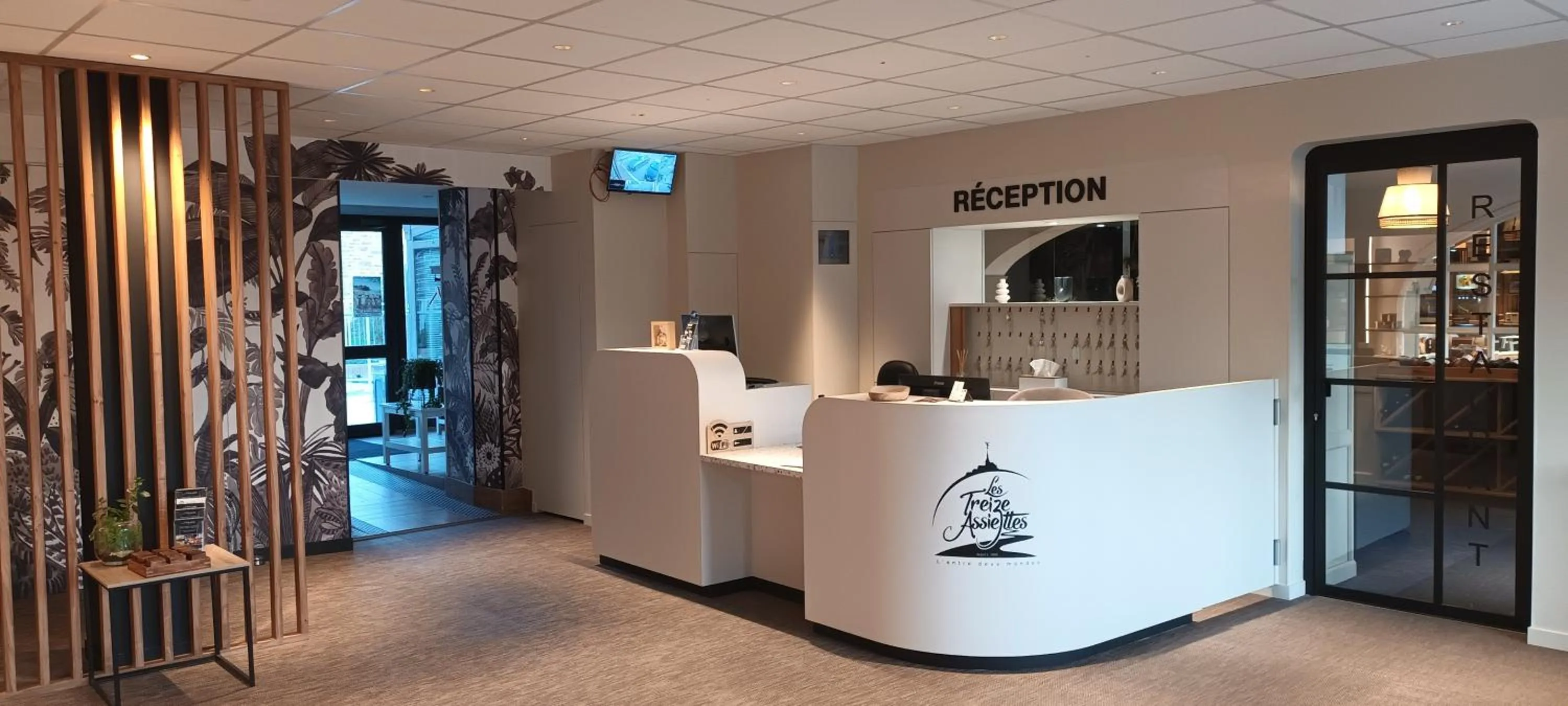 Lobby or reception in Les Treize Assiettes - Hôtel & Restaurant