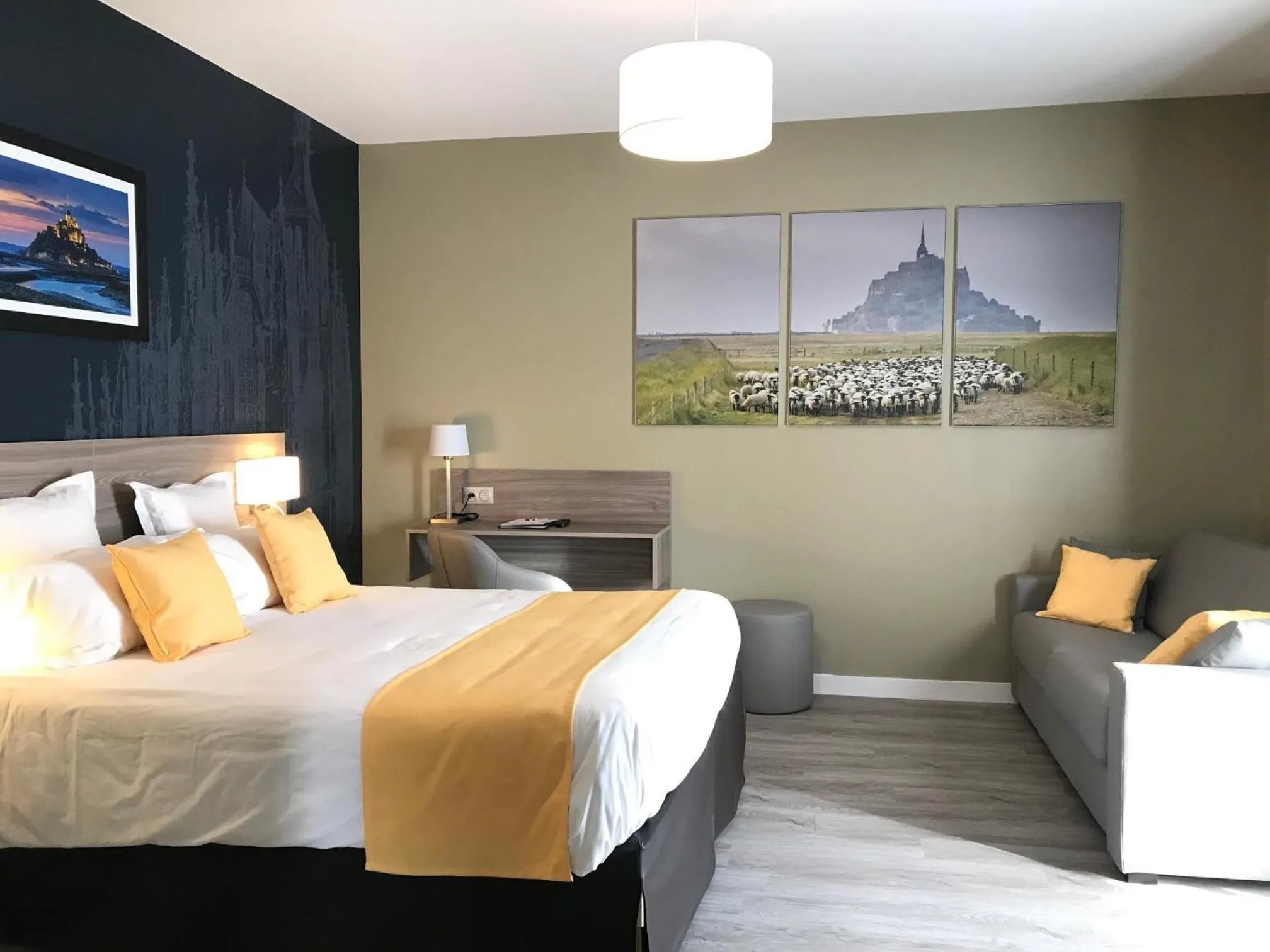 Photo of the whole room, Bed in Les Treize Assiettes - Hôtel & Restaurant