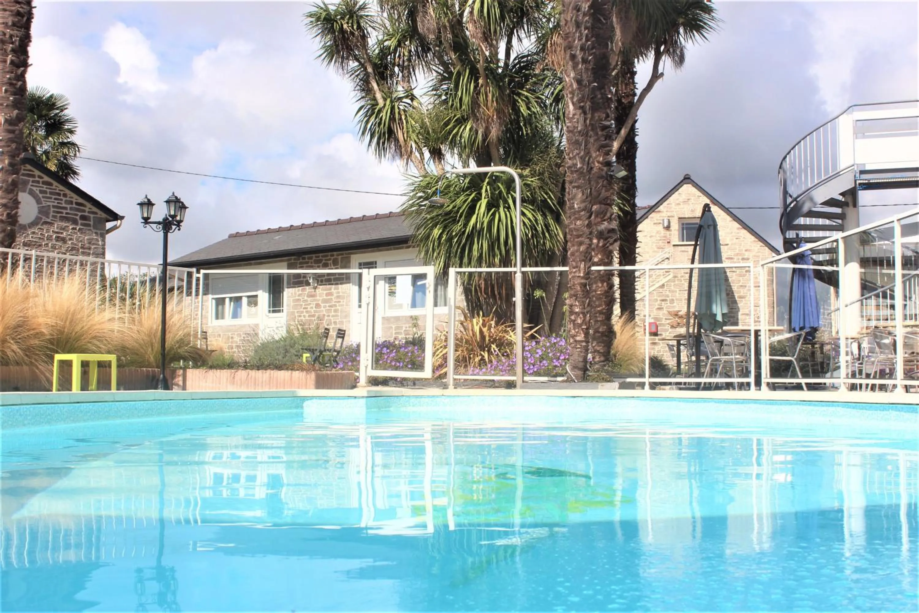 Pool view in Les Treize Assiettes - Hôtel & Restaurant