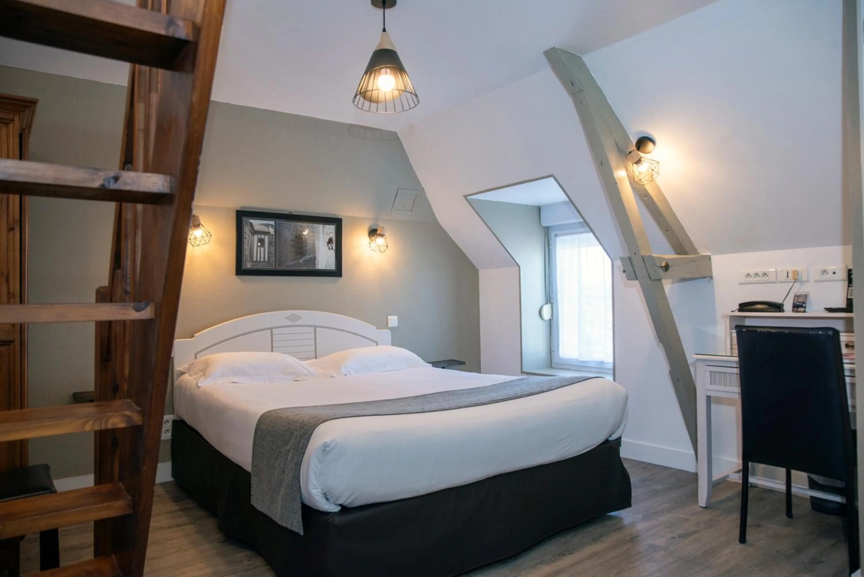 Bed in Les Treize Assiettes - Hôtel & Restaurant