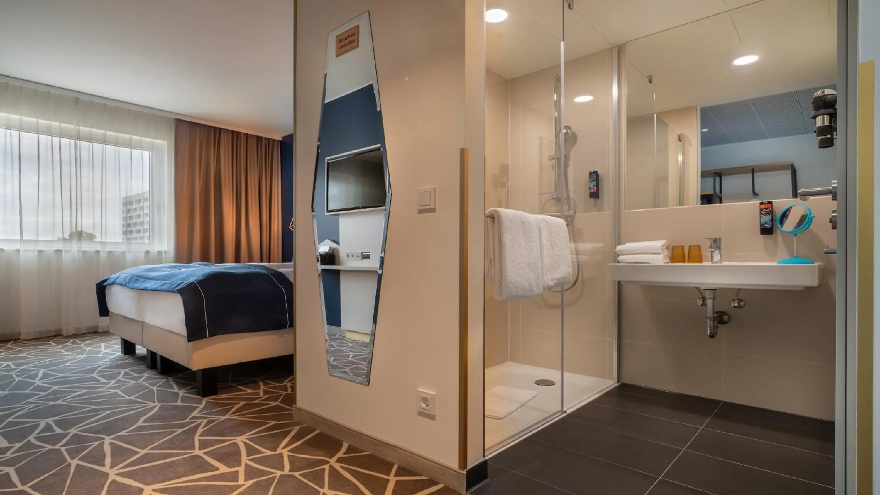 Bathroom, Bed in Holiday Inn - the niu, Ridge Halle Central Station by IHG
