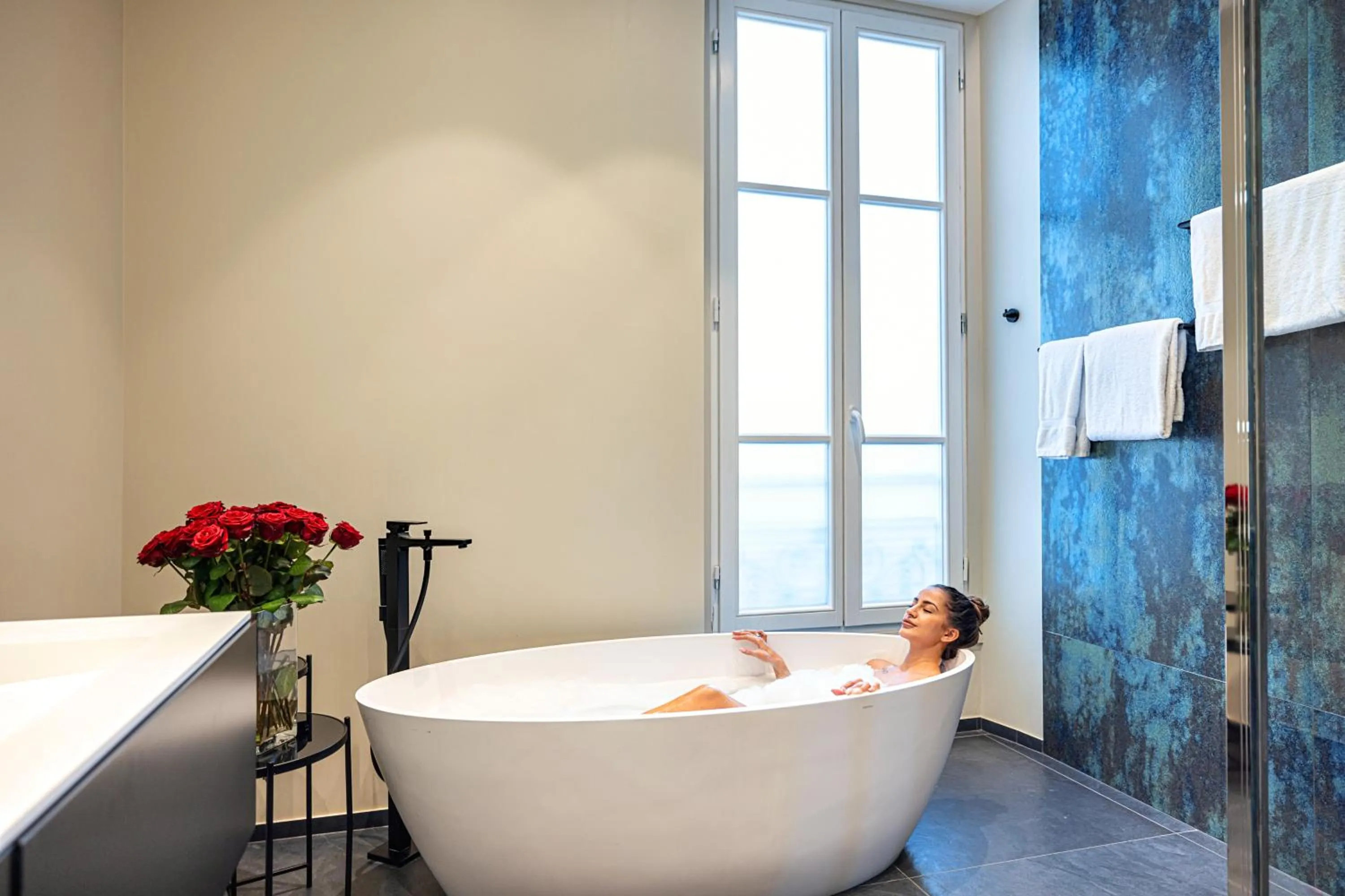 Bath in Hôtel Apollinaire Nice