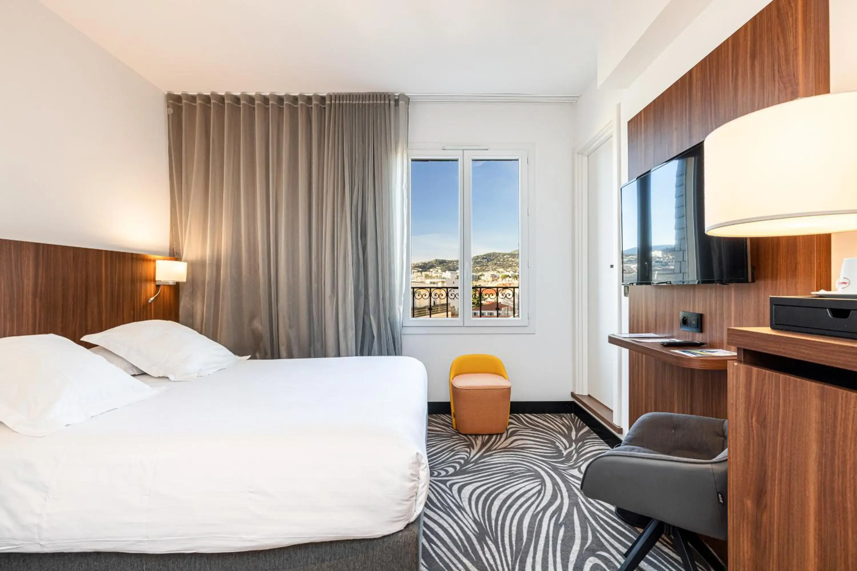 Comfort Queen Room - Non-Smoking in Hôtel Apollinaire Nice Comfort Queen Room - Non-Smoking in Hôtel Apollinaire Nice