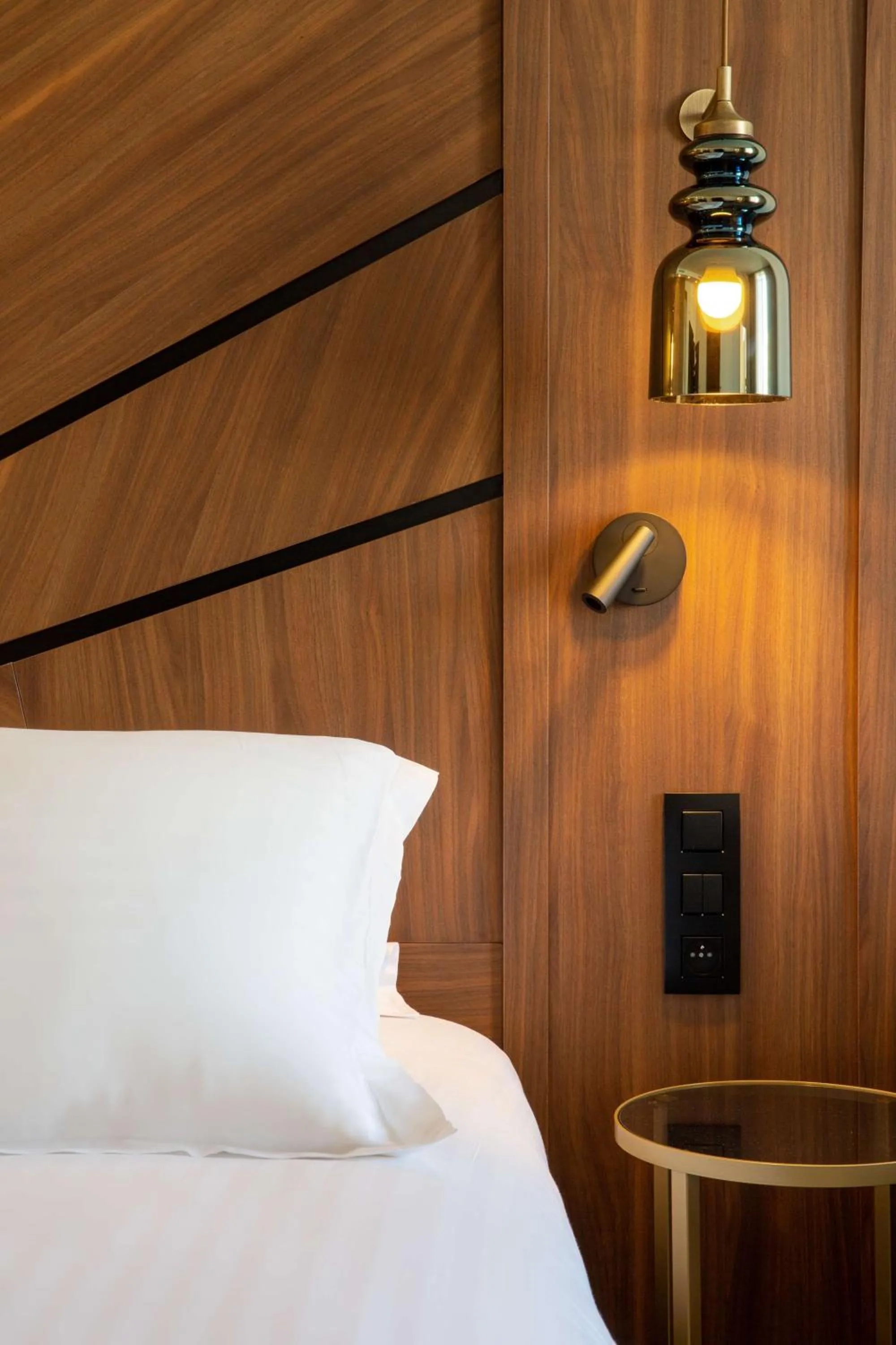 View (from property/room), Bed in Hôtel Apollinaire Nice