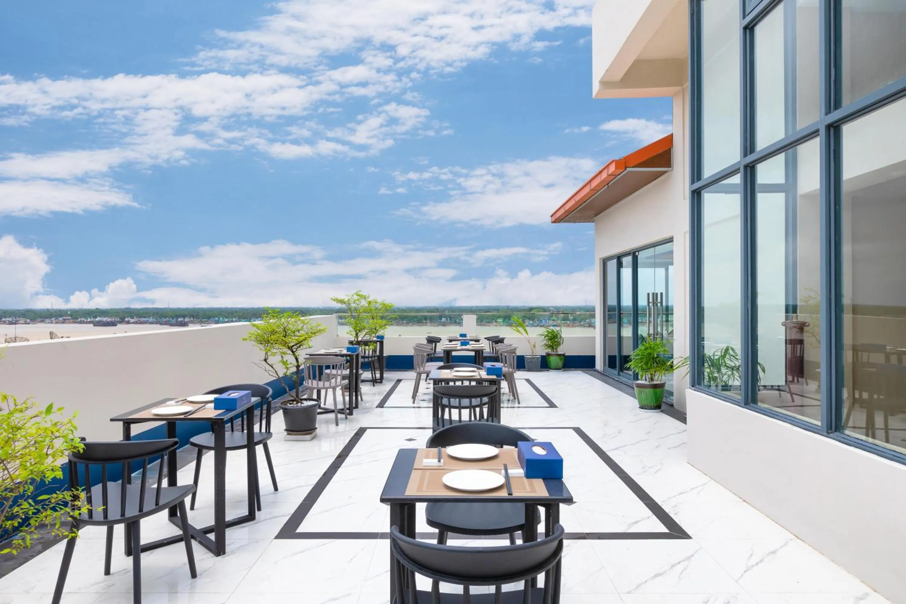 Restaurant/places to eat in Hotel Balmi