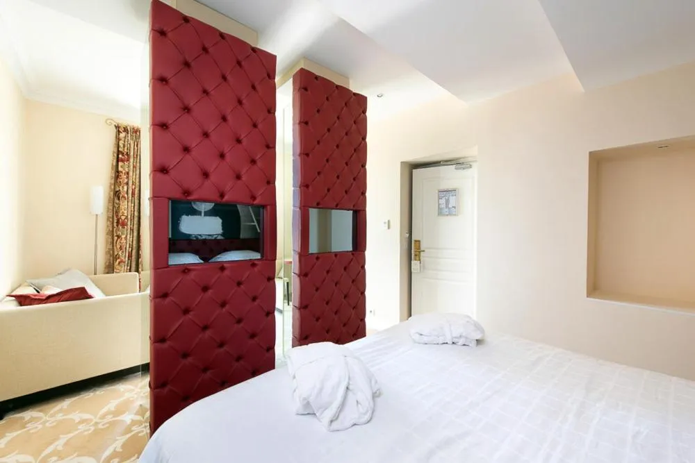 Photo of the whole room in Hôtel Château de la Tour