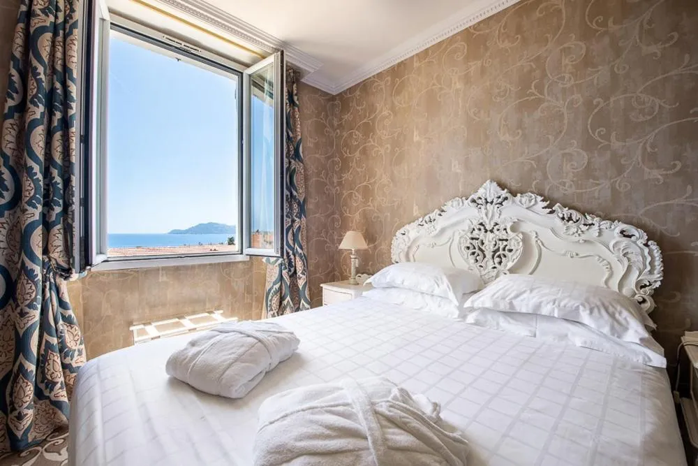 Photo of the whole room in Hôtel Château de la Tour