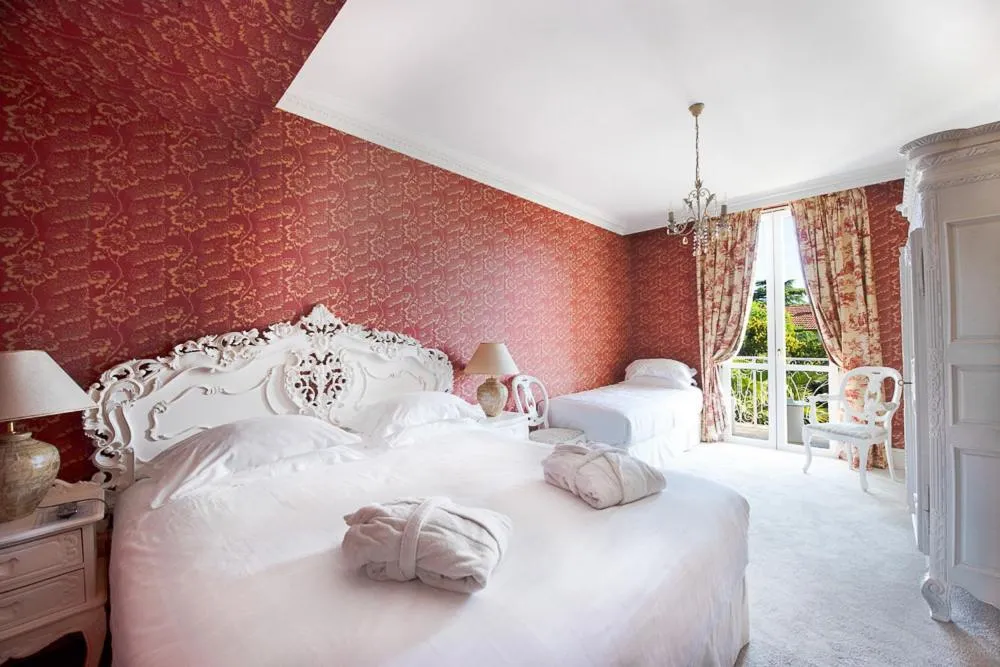 Photo of the whole room in Hôtel Château de la Tour